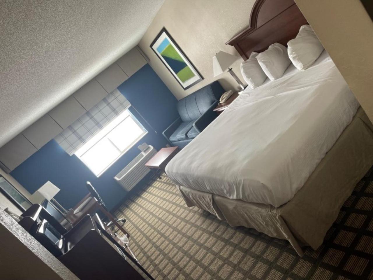 Baymont by Wyndham Galesburg photo 28
