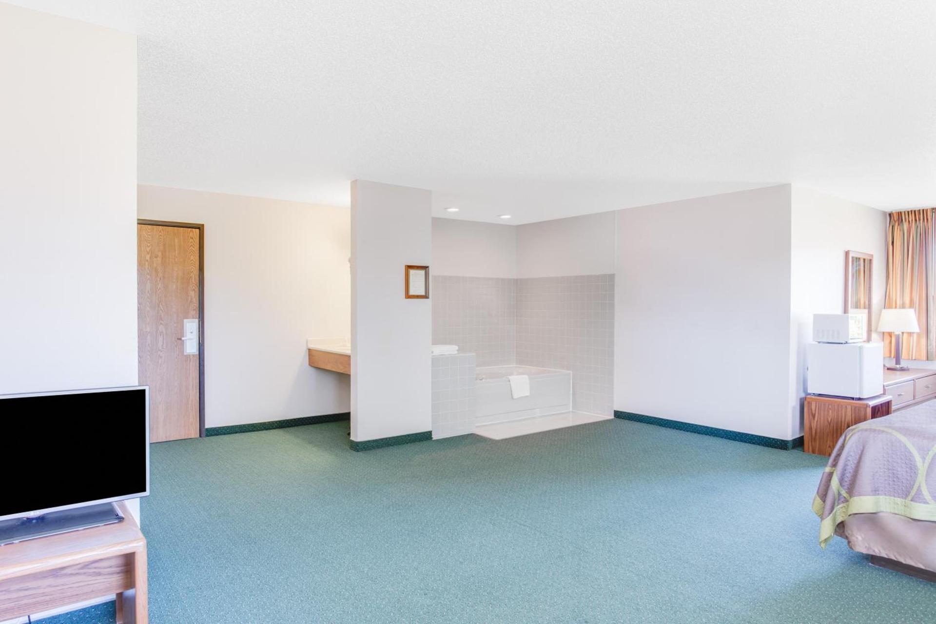 Super 8 by Wyndham Oelwein photo 30