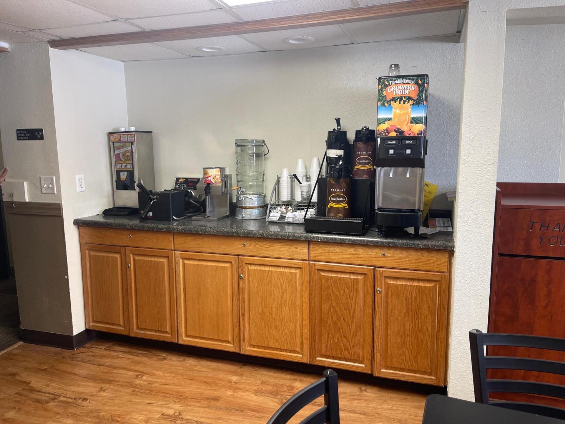Super 8 by Wyndham Bismarck photo 20