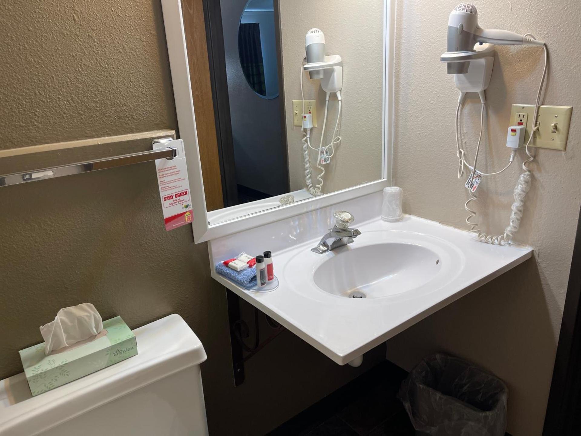 Super 8 by Wyndham Bismarck photo 31