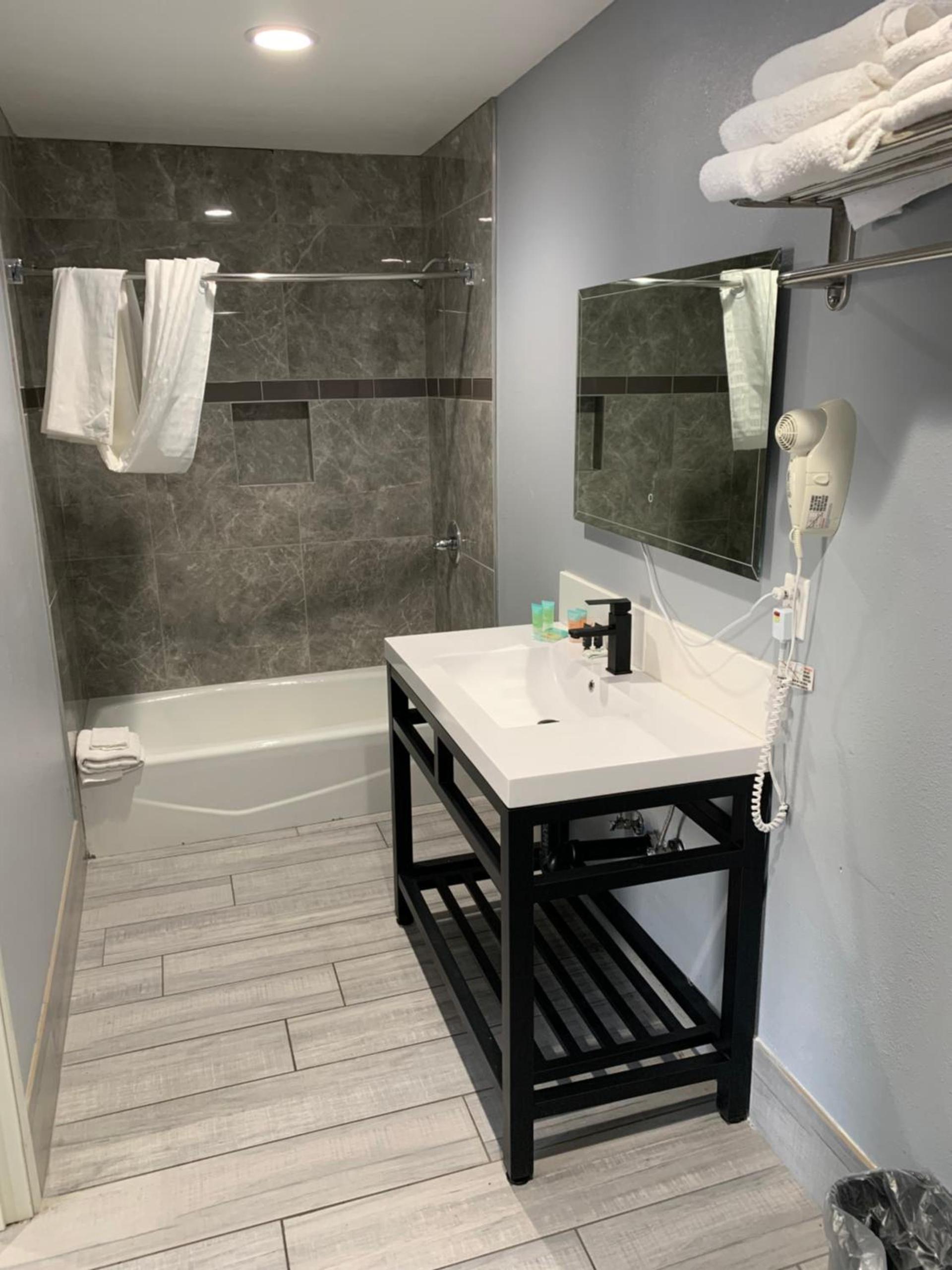 Willow Tree Inn & Suites photo 13