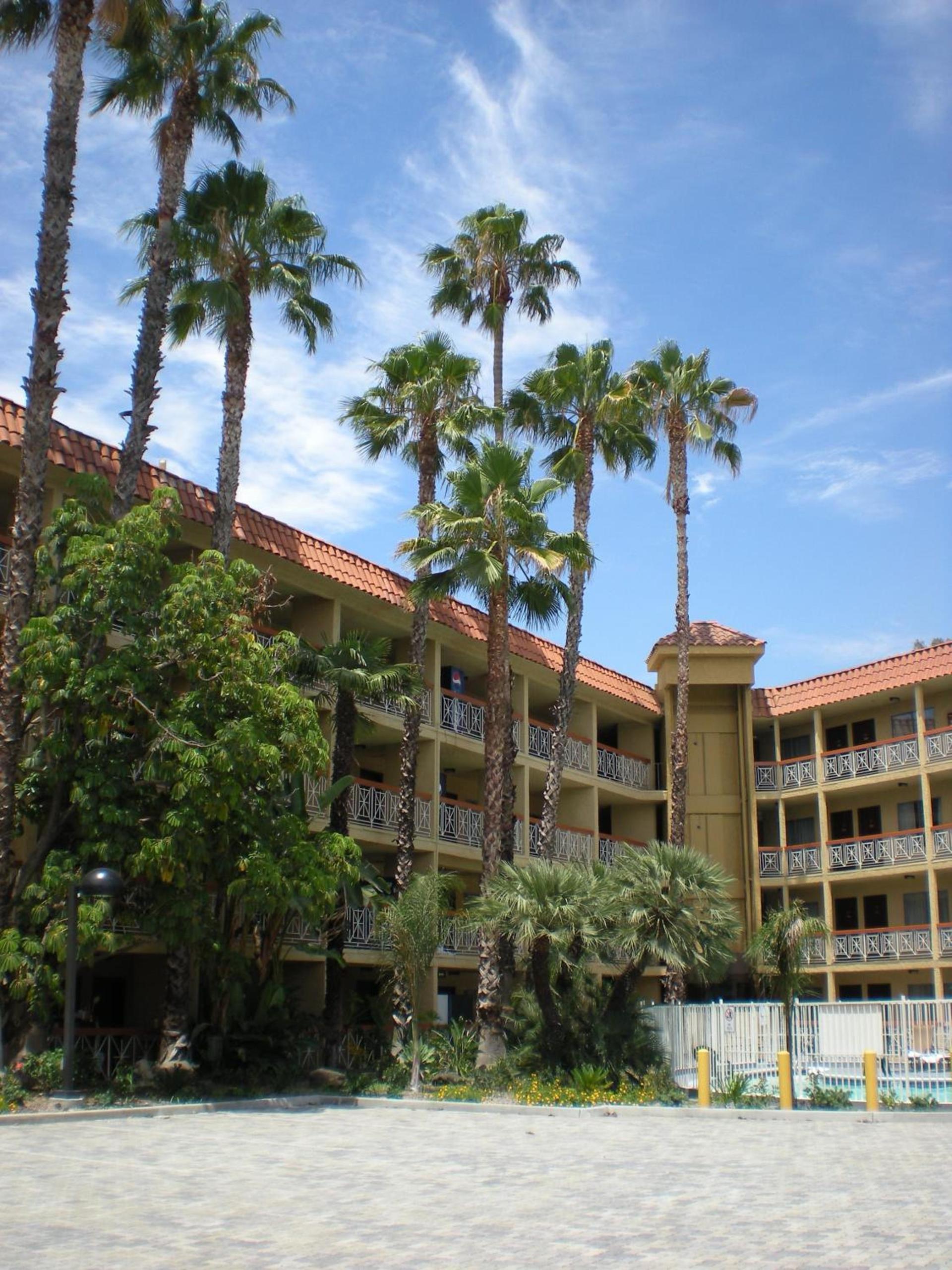 Ramada by Wyndham Burbank Airport photo 40