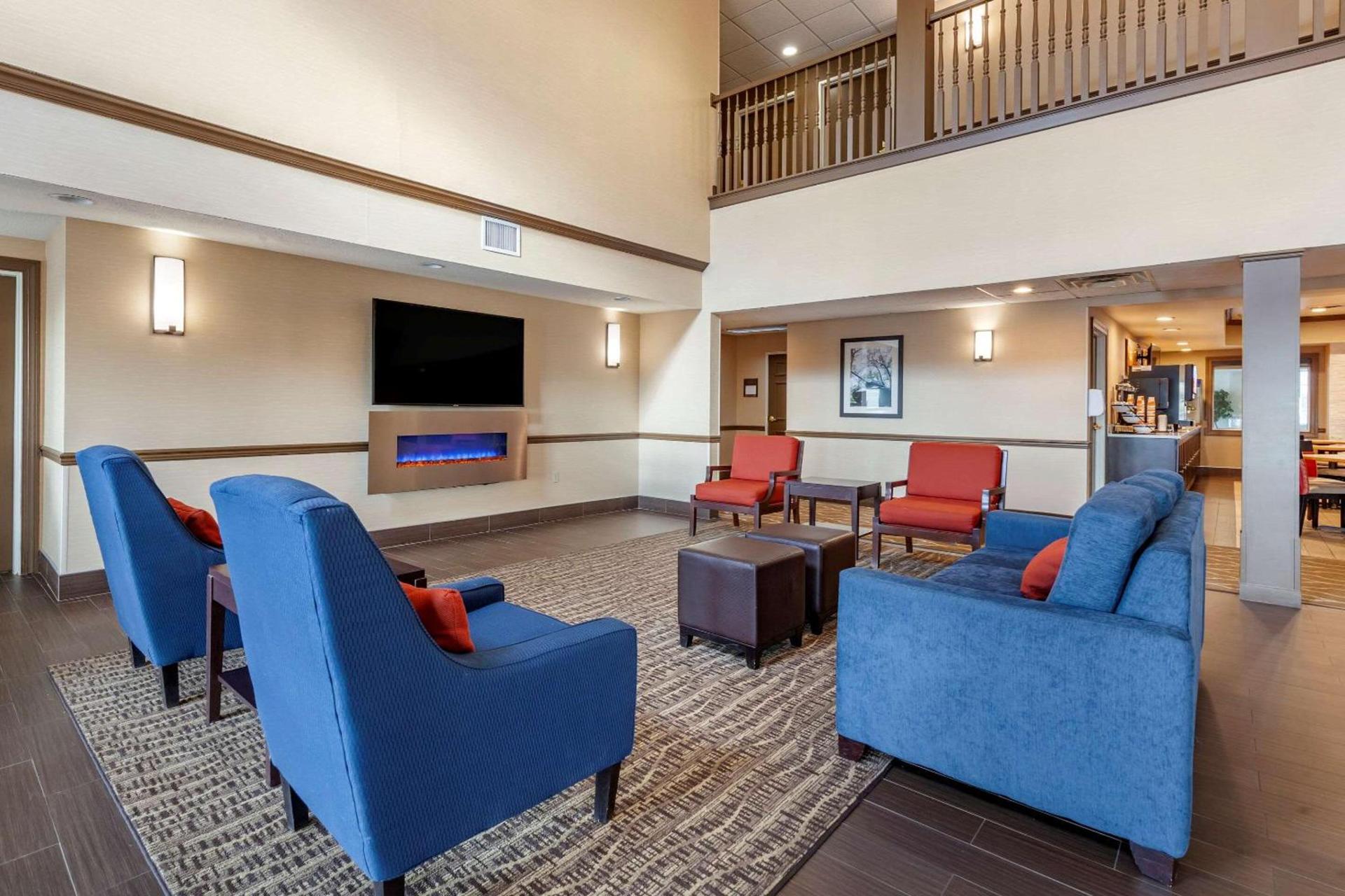 Comfort Inn & Suites Geneva- West Chicago photo 3