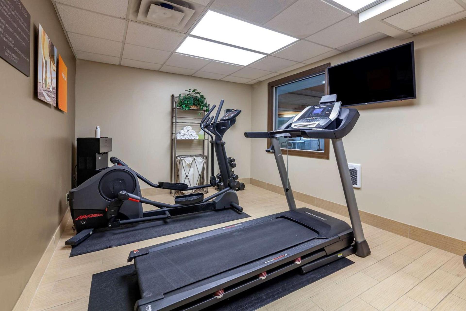 Comfort Inn & Suites Geneva- West Chicago photo 39