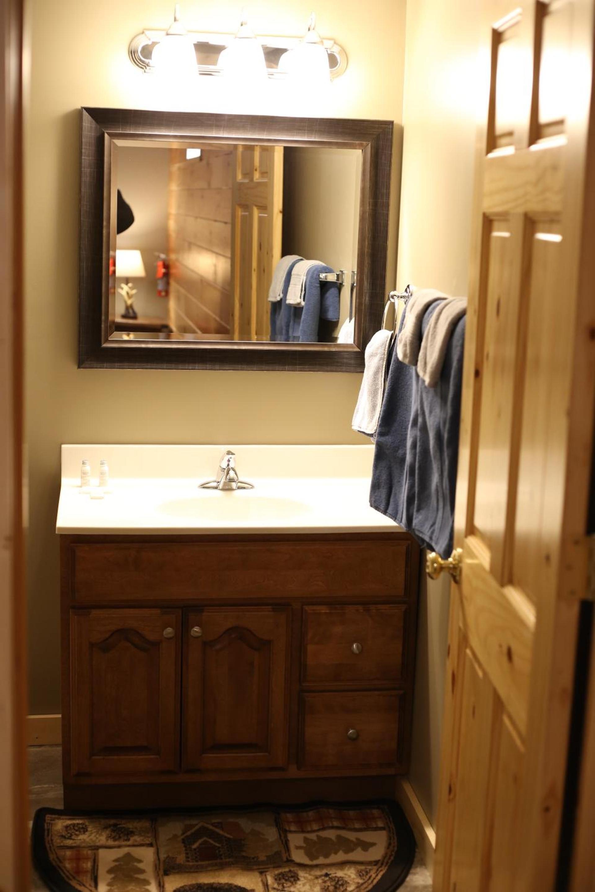 Blessing Lodge by Amish Country Lodging photo 25