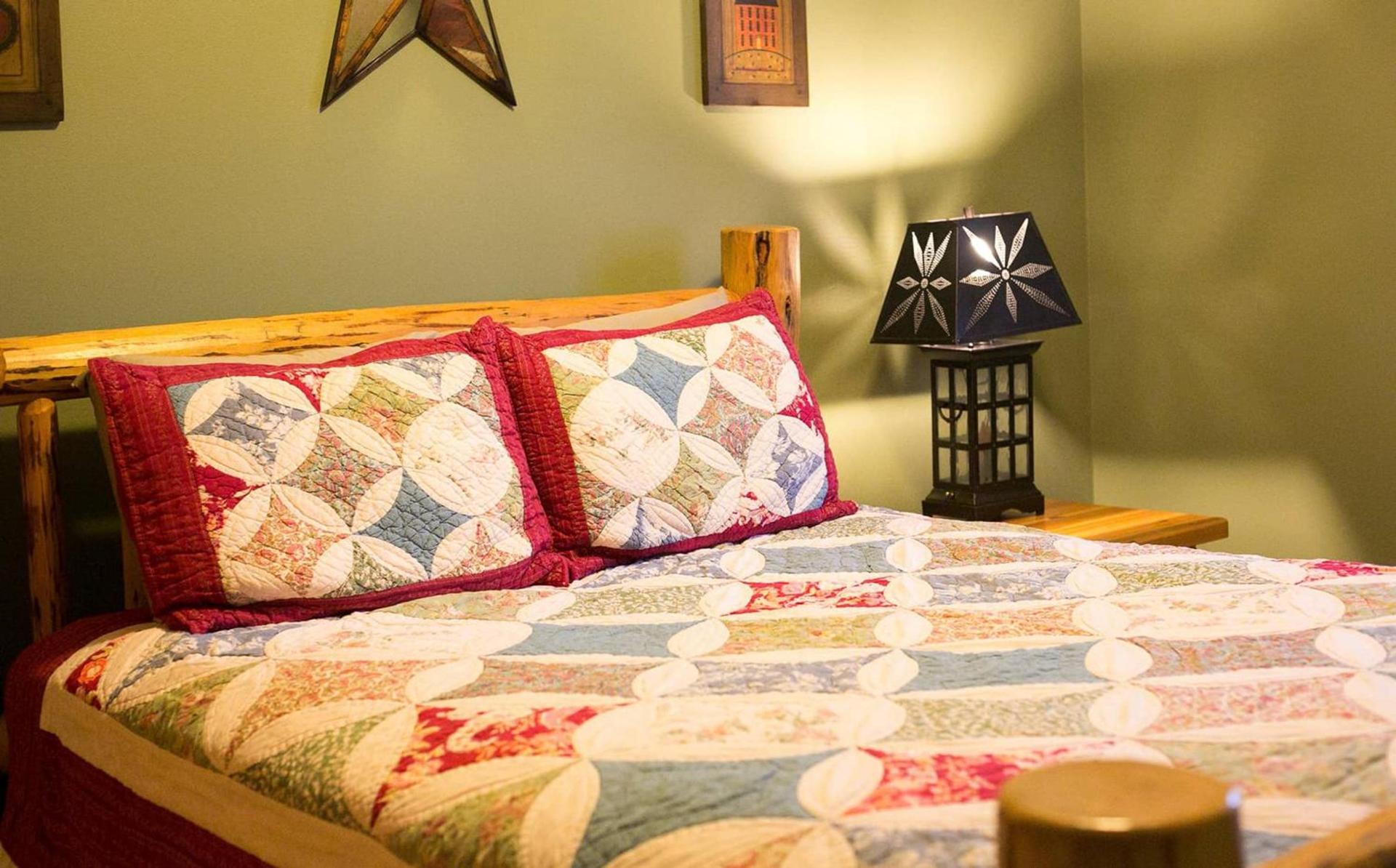 Blessing Lodge by Amish Country Lodging photo 9