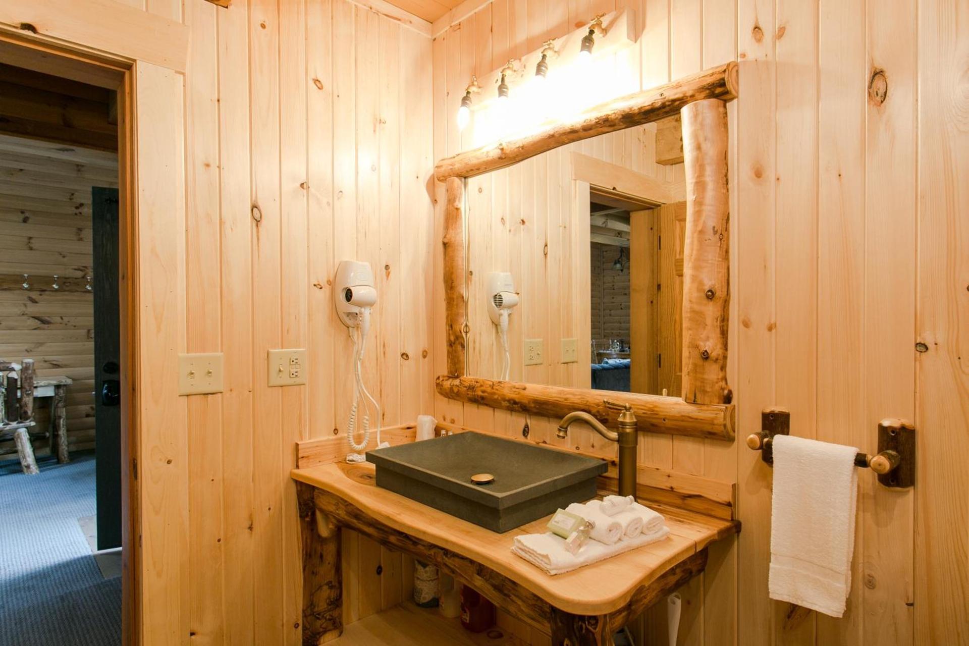Coblentz Country Lodge by Amish Country Lodging photo 31