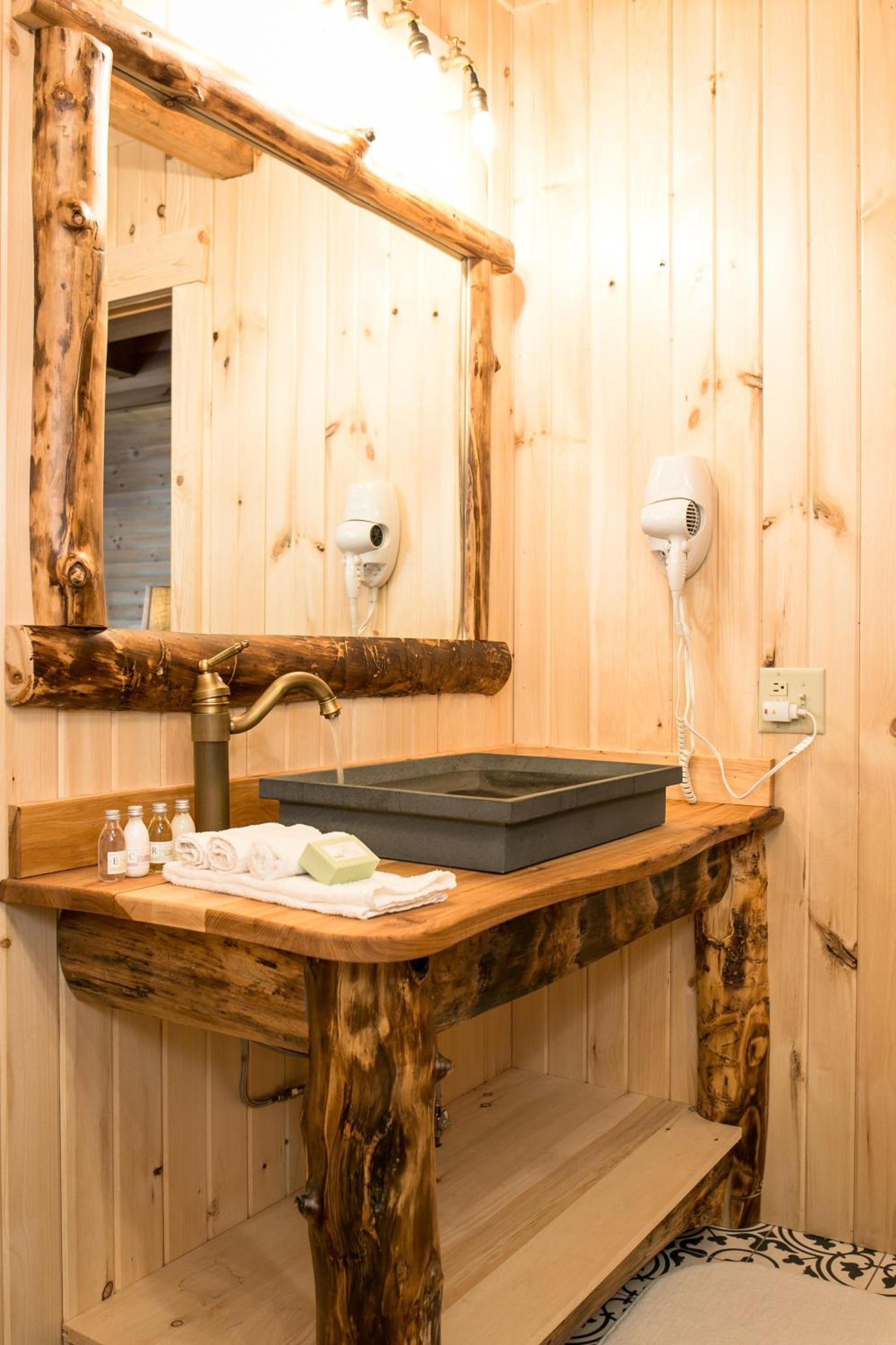 Coblentz Country Lodge by Amish Country Lodging photo 40