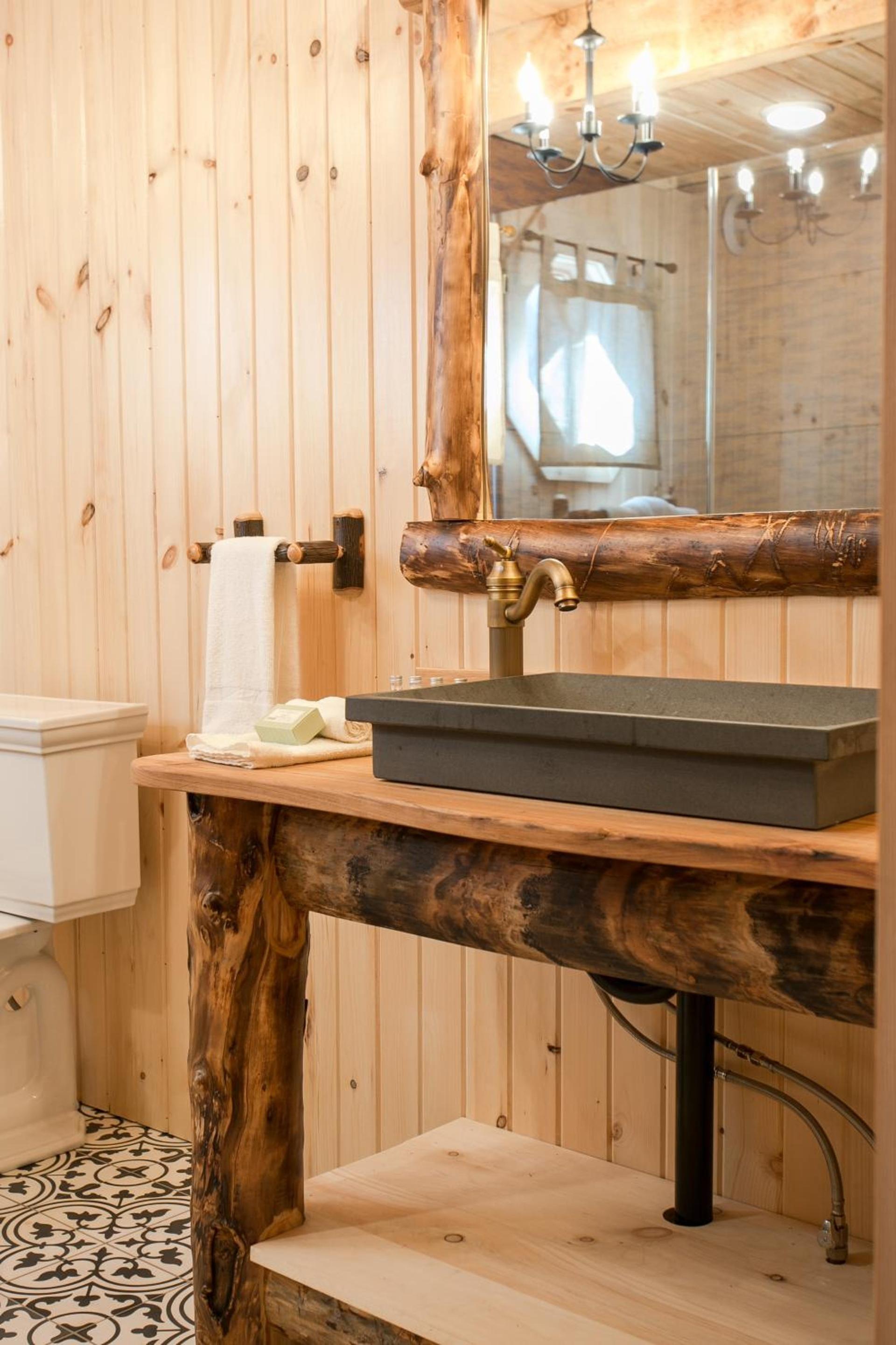 Coblentz Country Lodge by Amish Country Lodging photo 10