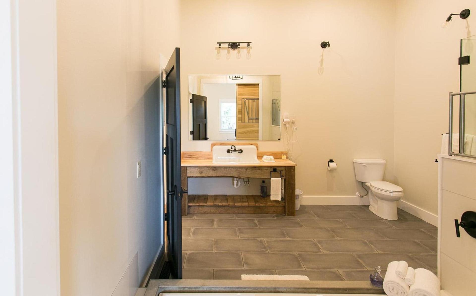 Farmhouse Suites by Amish Country Lodging photo 30