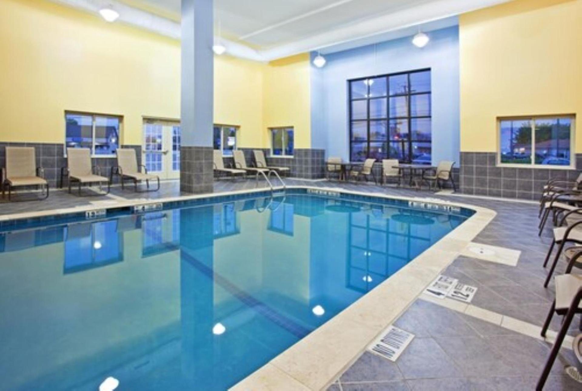 Holiday Inn Express & Suites Niagara Falls by IHG photo 2