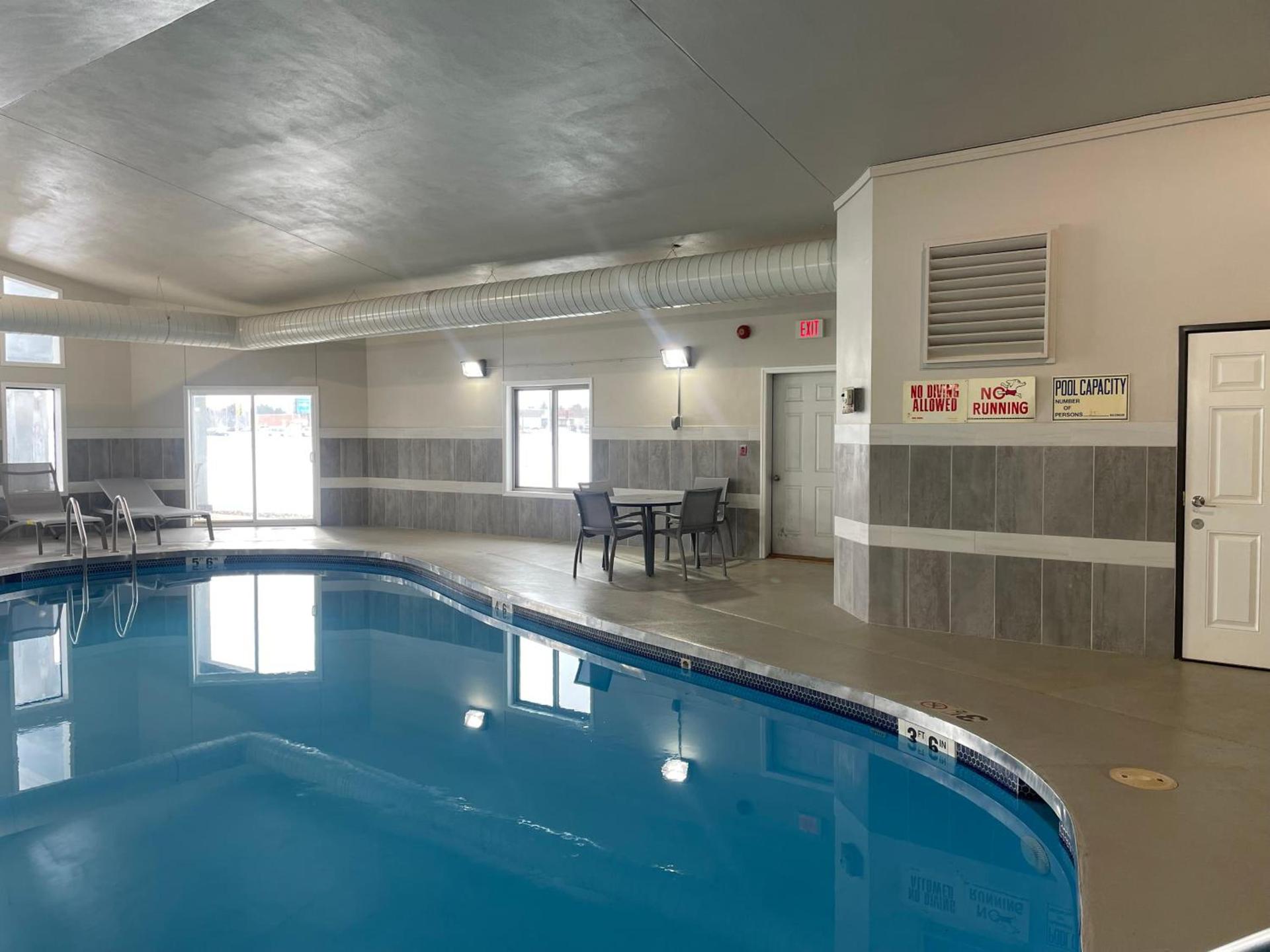 Red Roof Inn & Suites Tomah photo 30