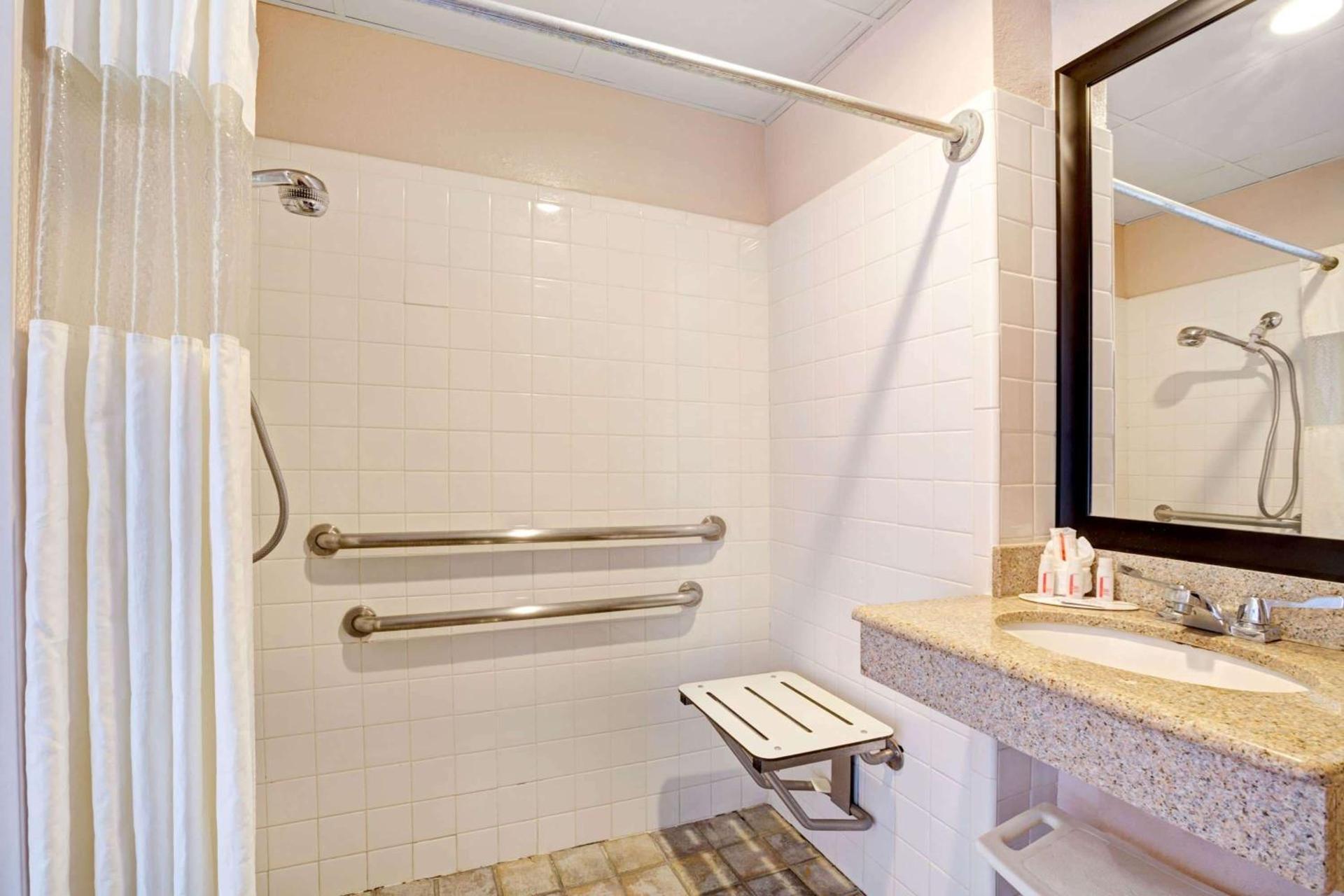 Howard Johnson by Wyndham Galveston photo 4
