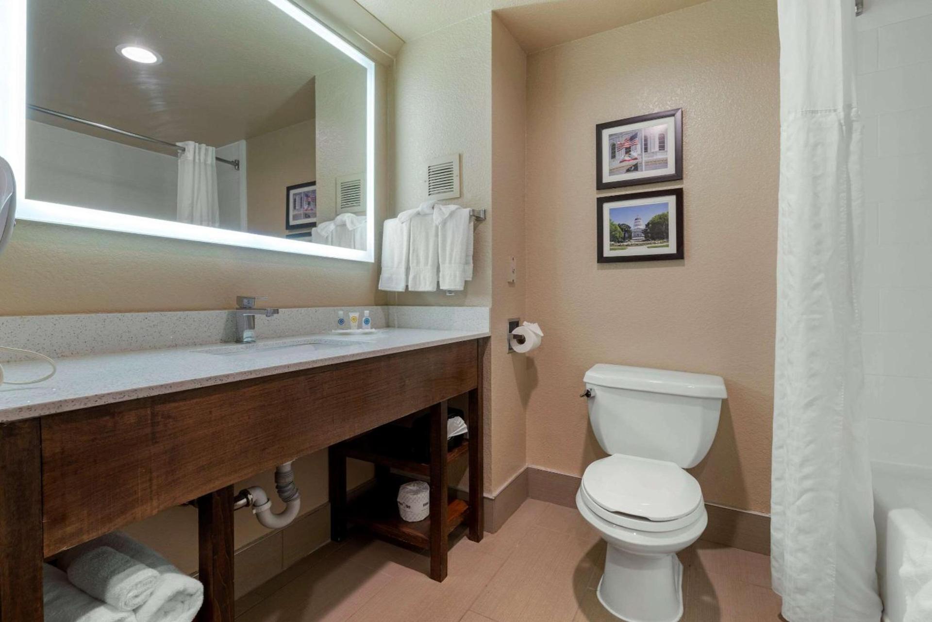 Comfort Suites Downtown Sacramento photo 30