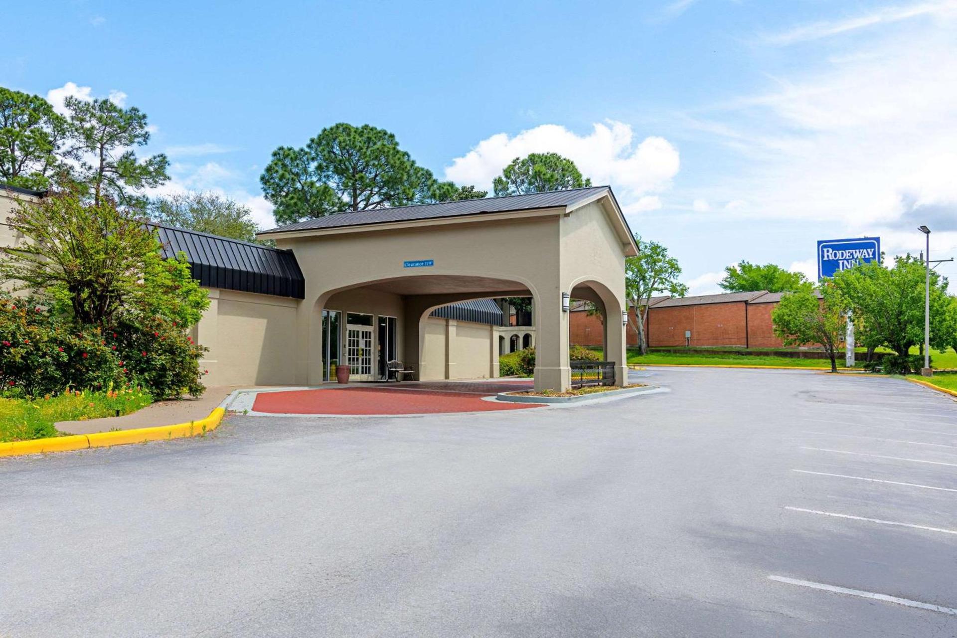 Rodeway Inn photo 17