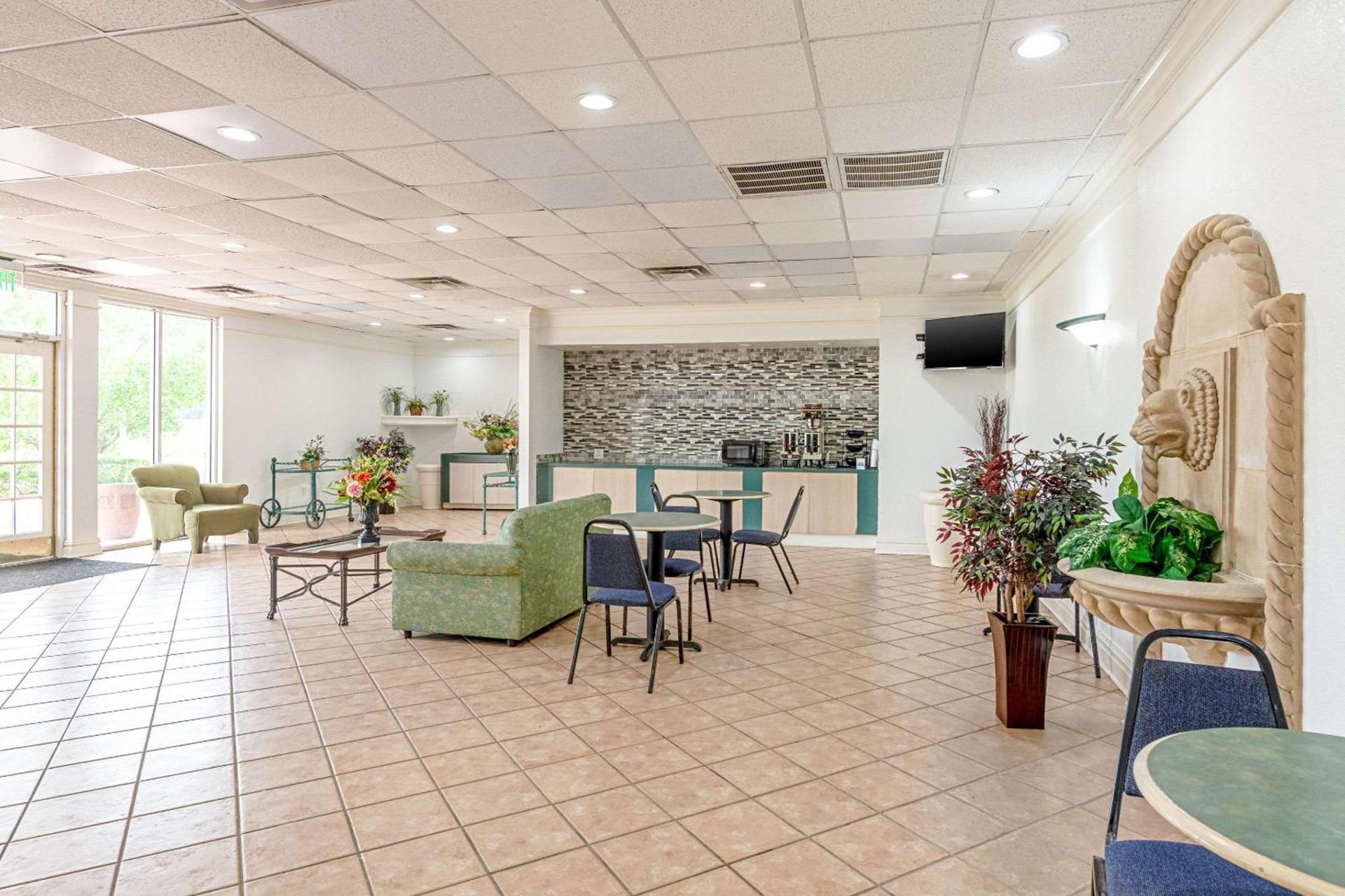 Rodeway Inn photo 23