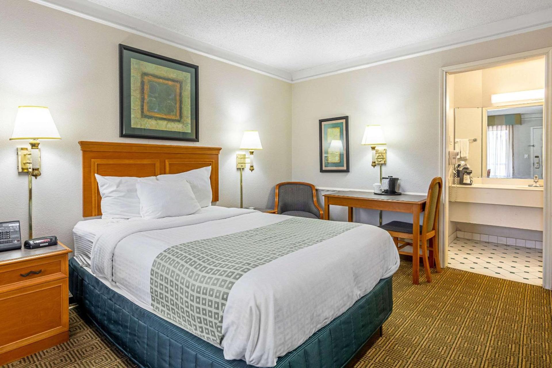 Rodeway Inn photo 24
