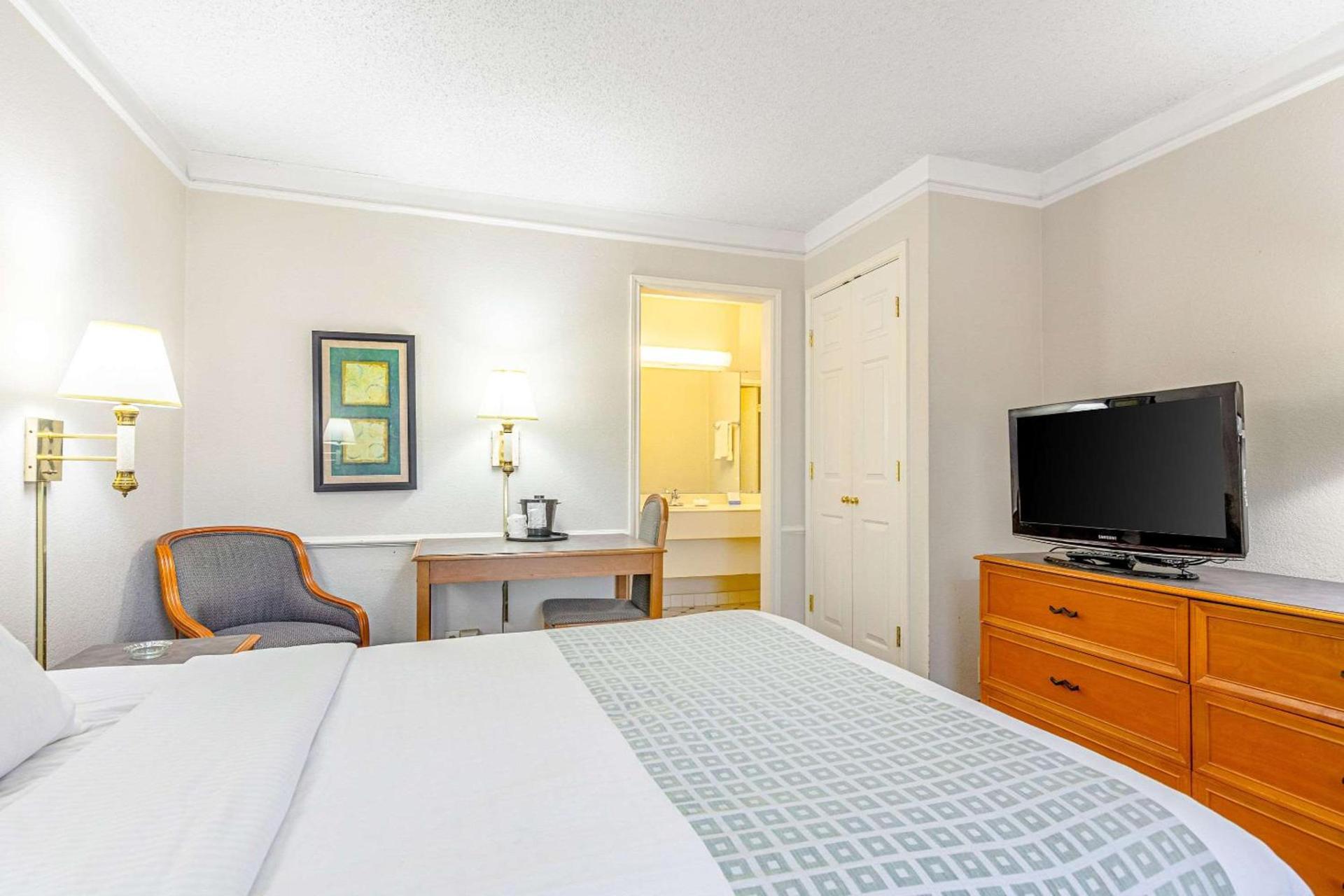 Rodeway Inn photo 25