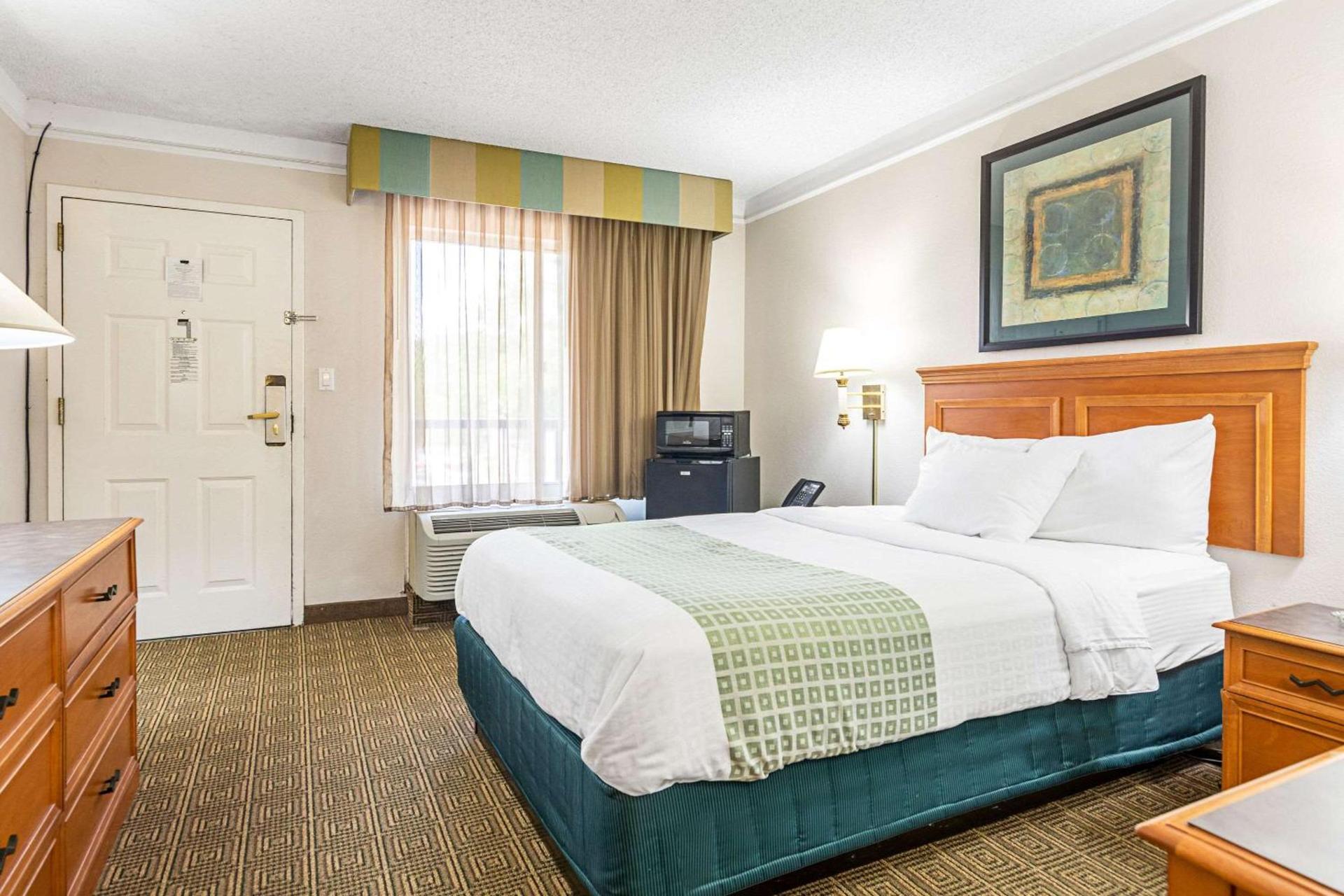 Rodeway Inn photo 2