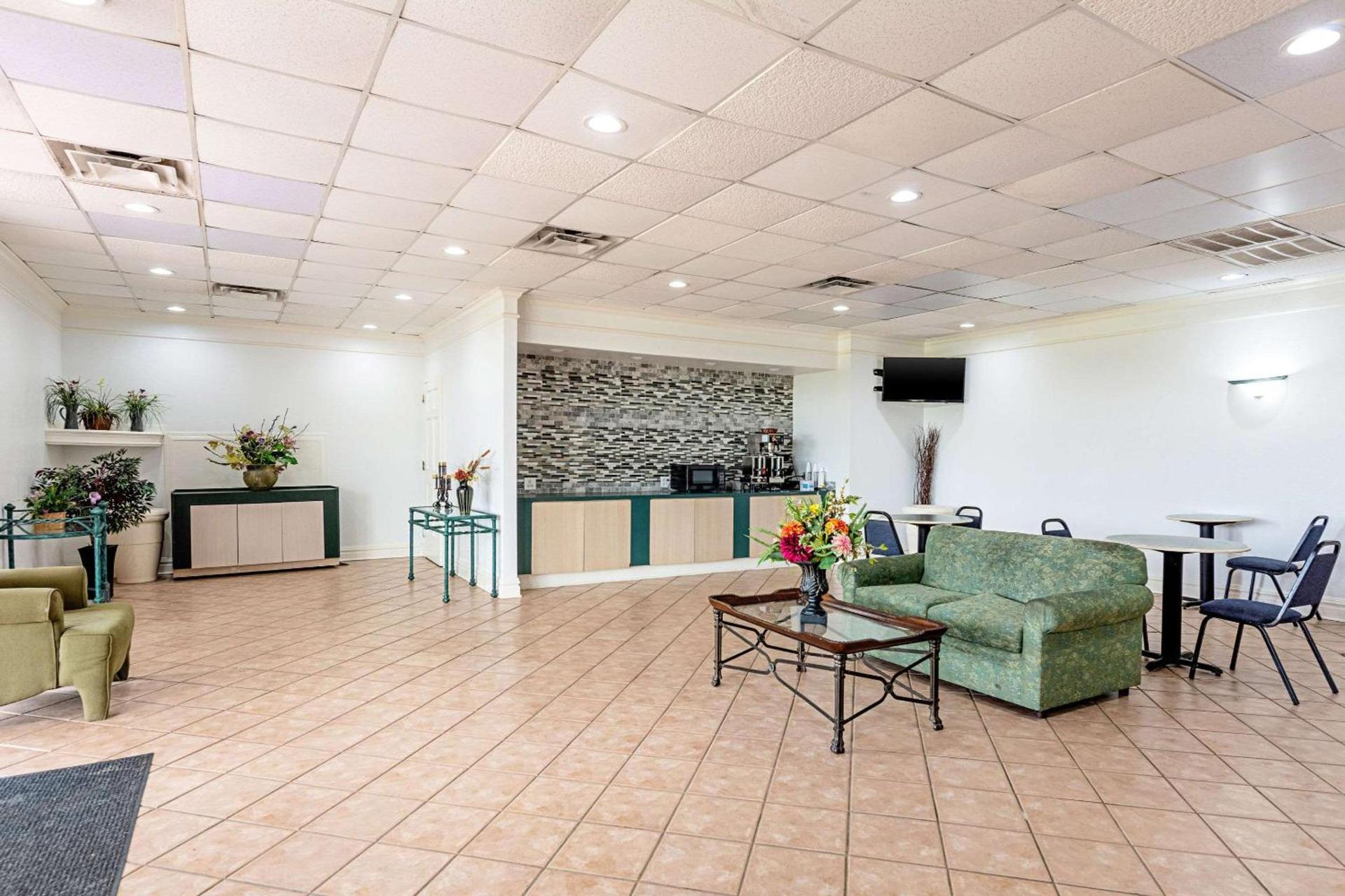 Rodeway Inn photo 22