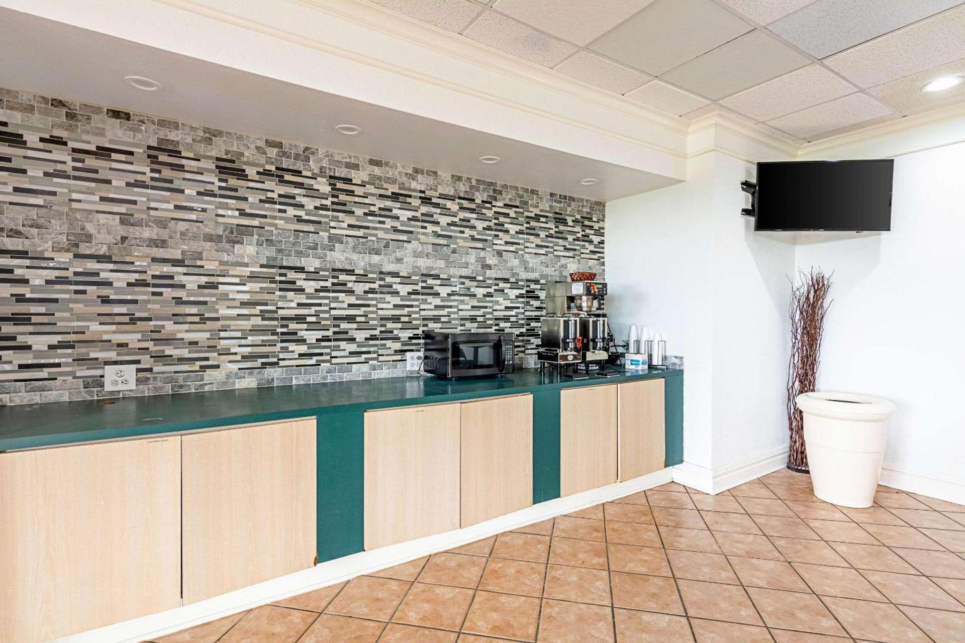 Rodeway Inn photo 12