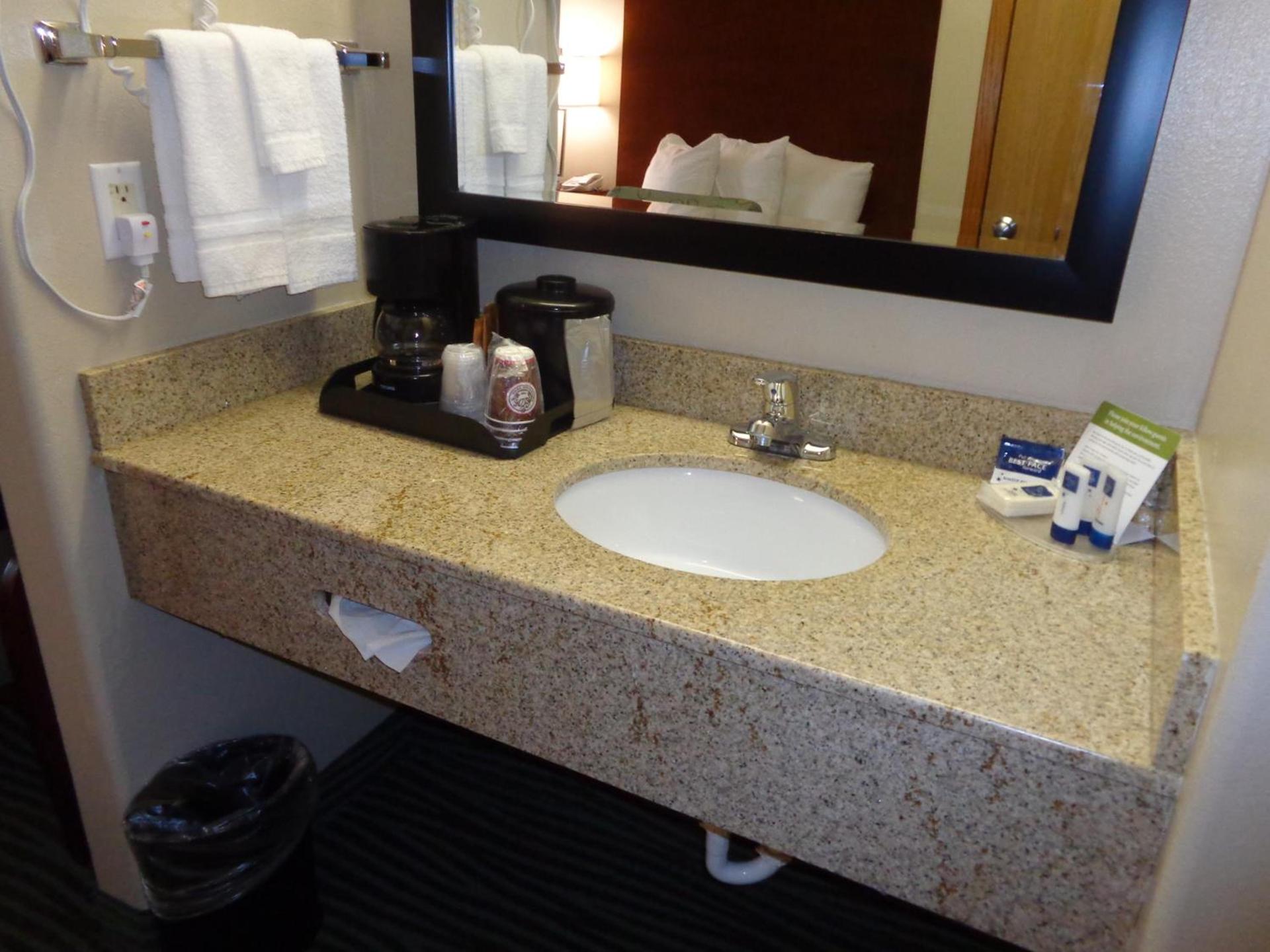 AmericInn by Wyndham Des Moines Airport photo 32