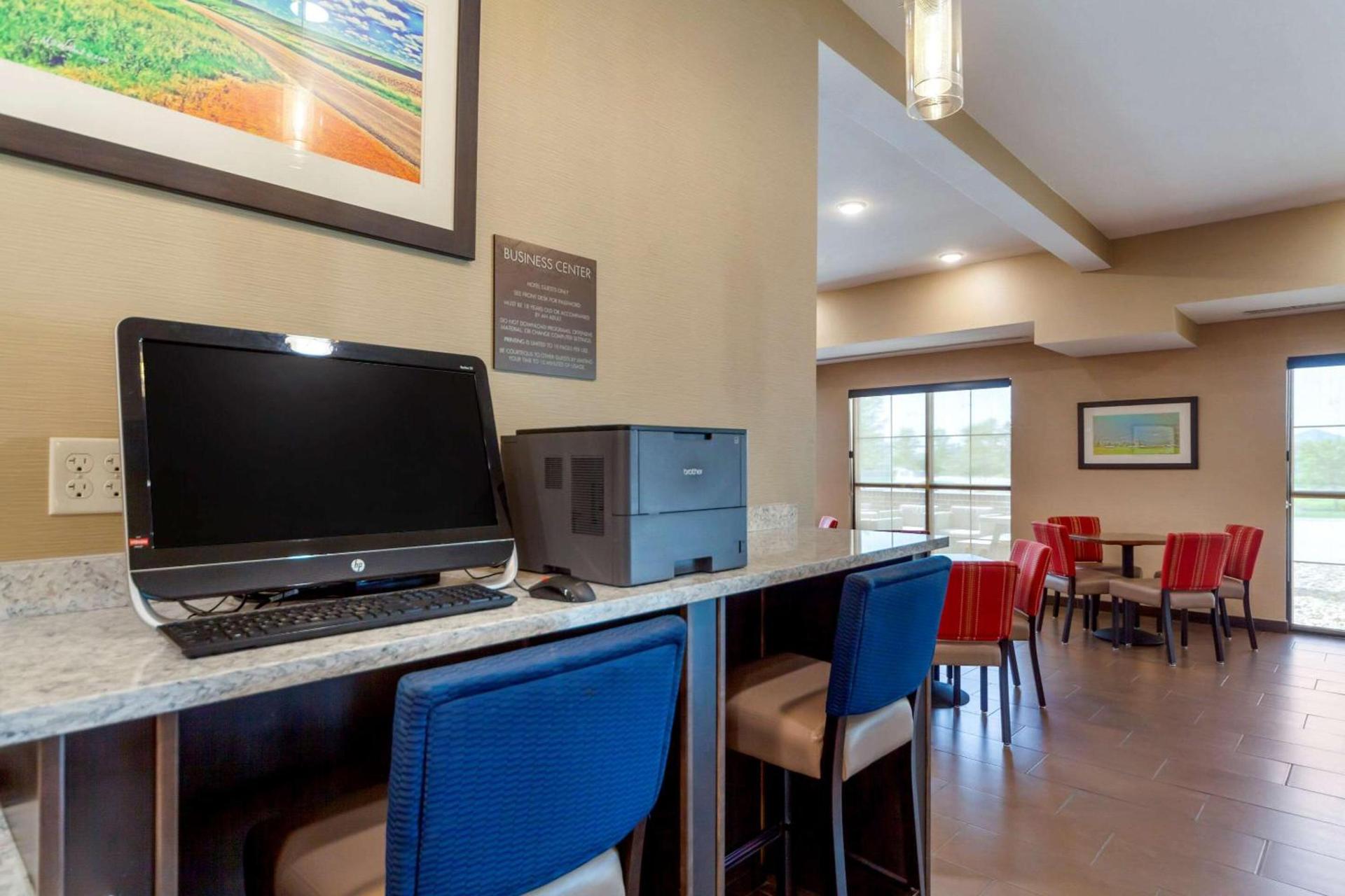 Comfort Suites photo 32
