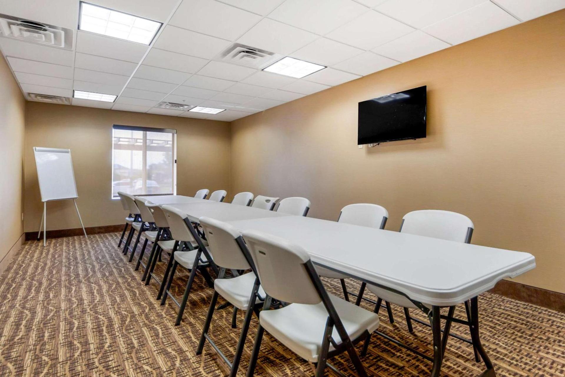 Comfort Suites photo 33