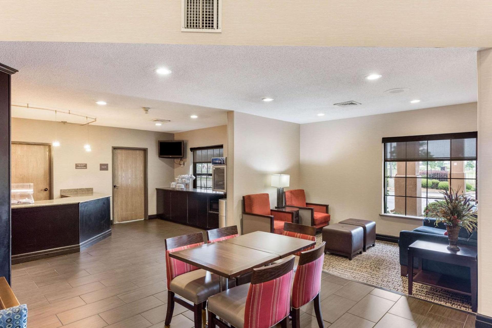 Comfort Suites Monroe photo 12