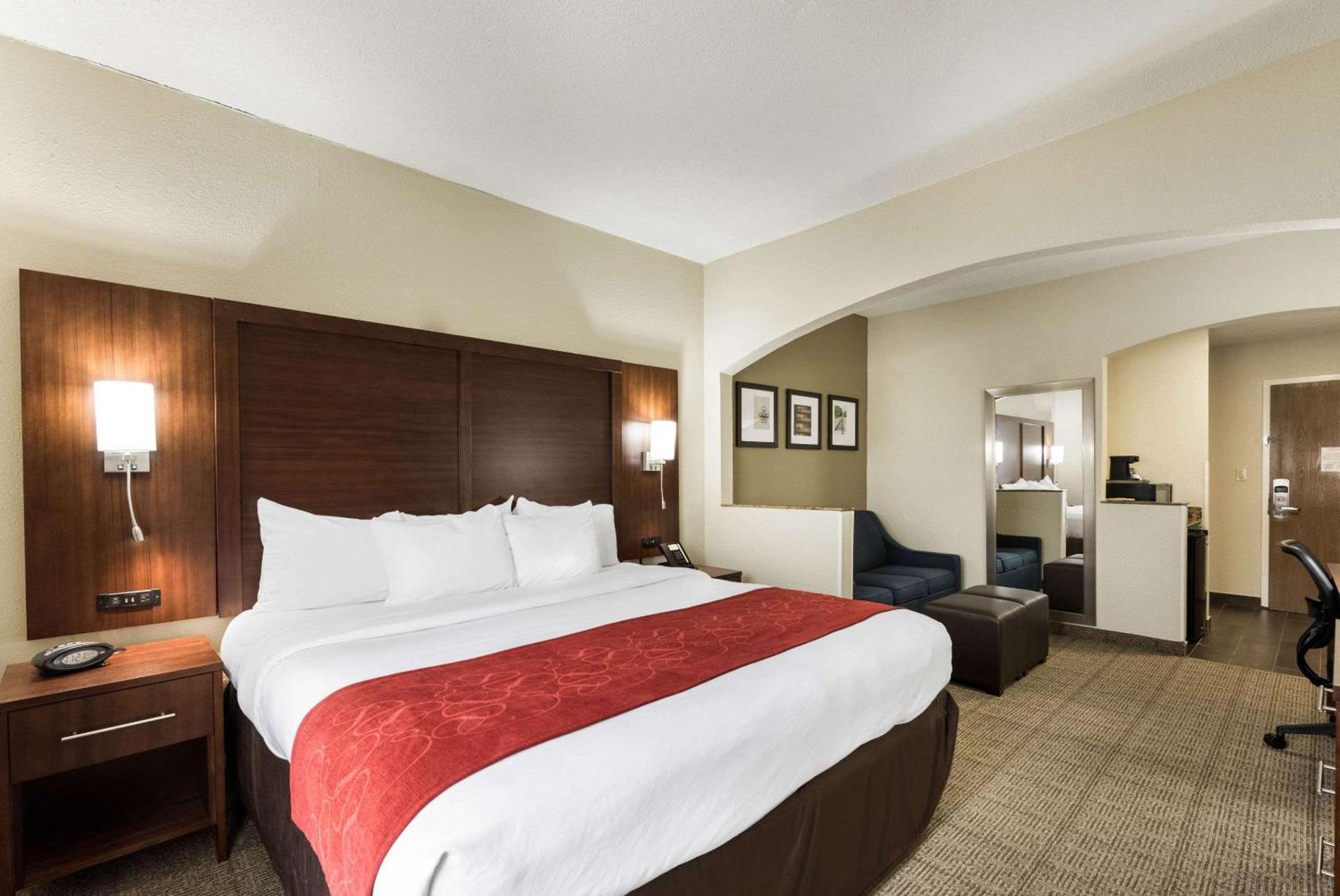 Comfort Suites Monroe photo 17