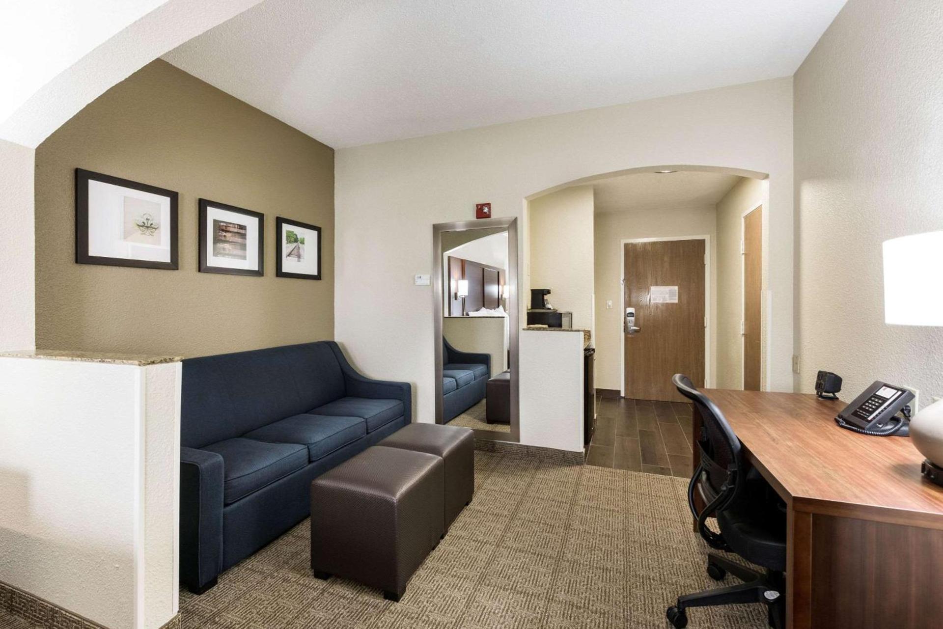 Comfort Suites Monroe photo 19