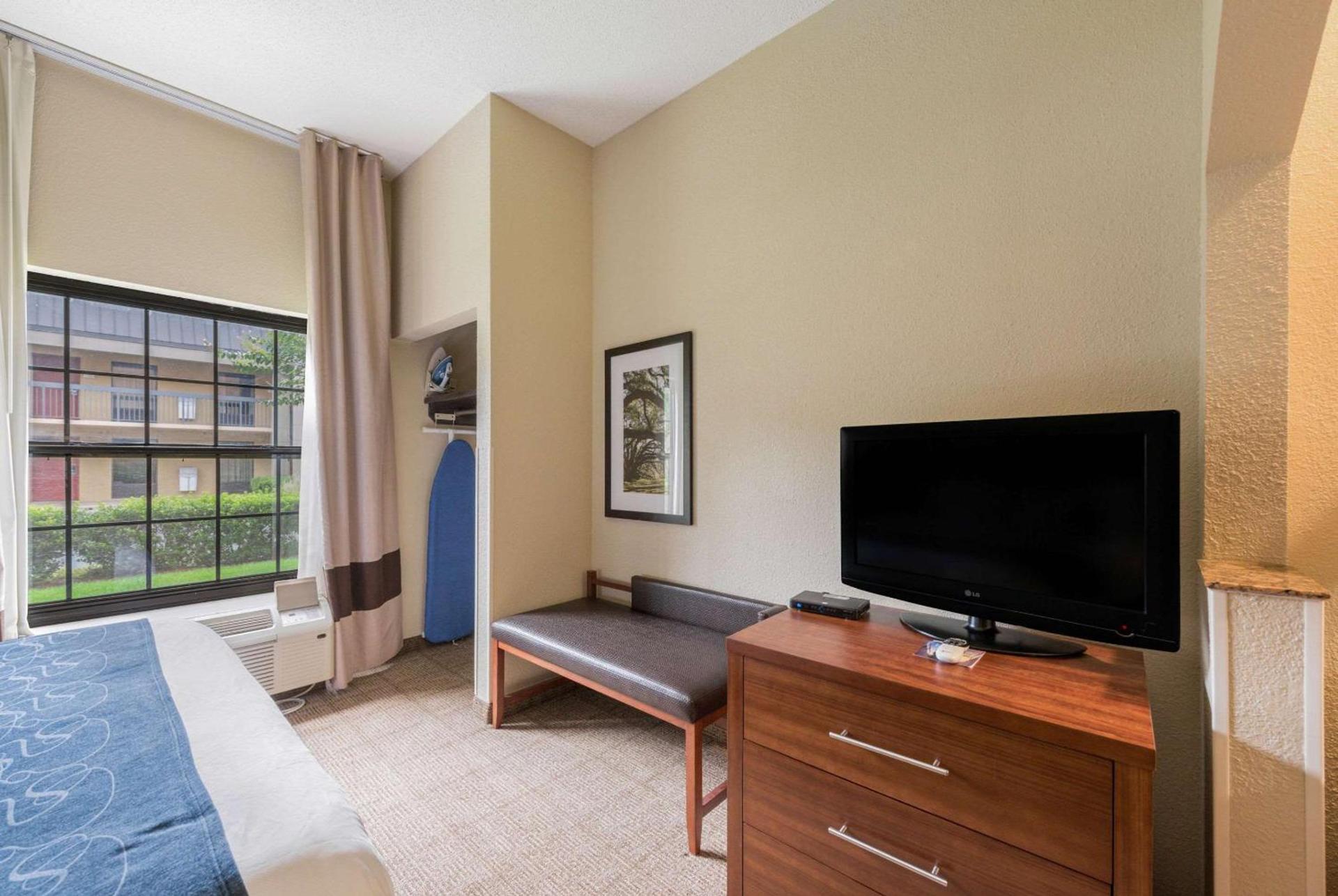 Comfort Suites Monroe photo 24