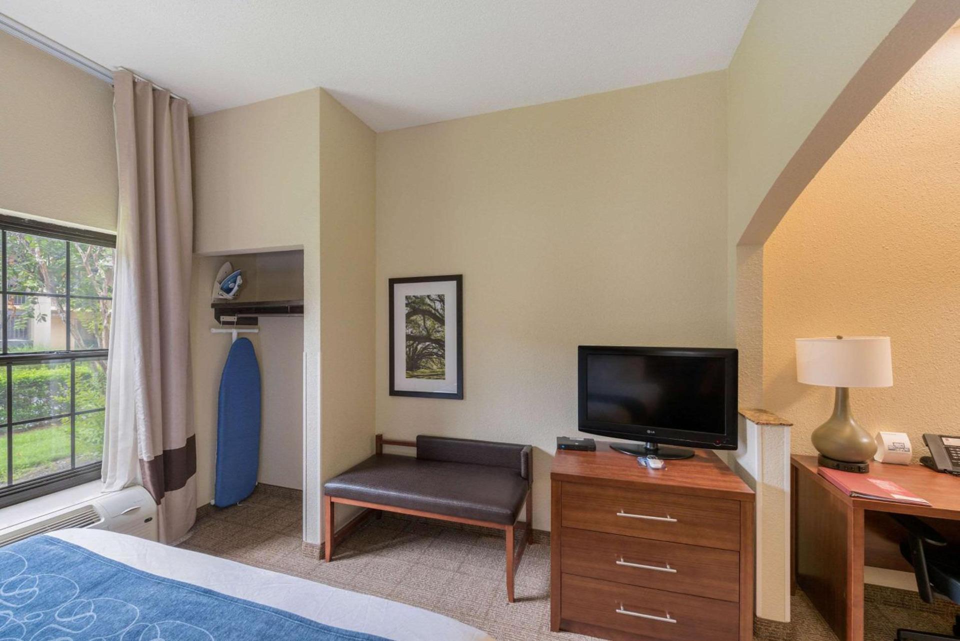 Comfort Suites Monroe photo 25