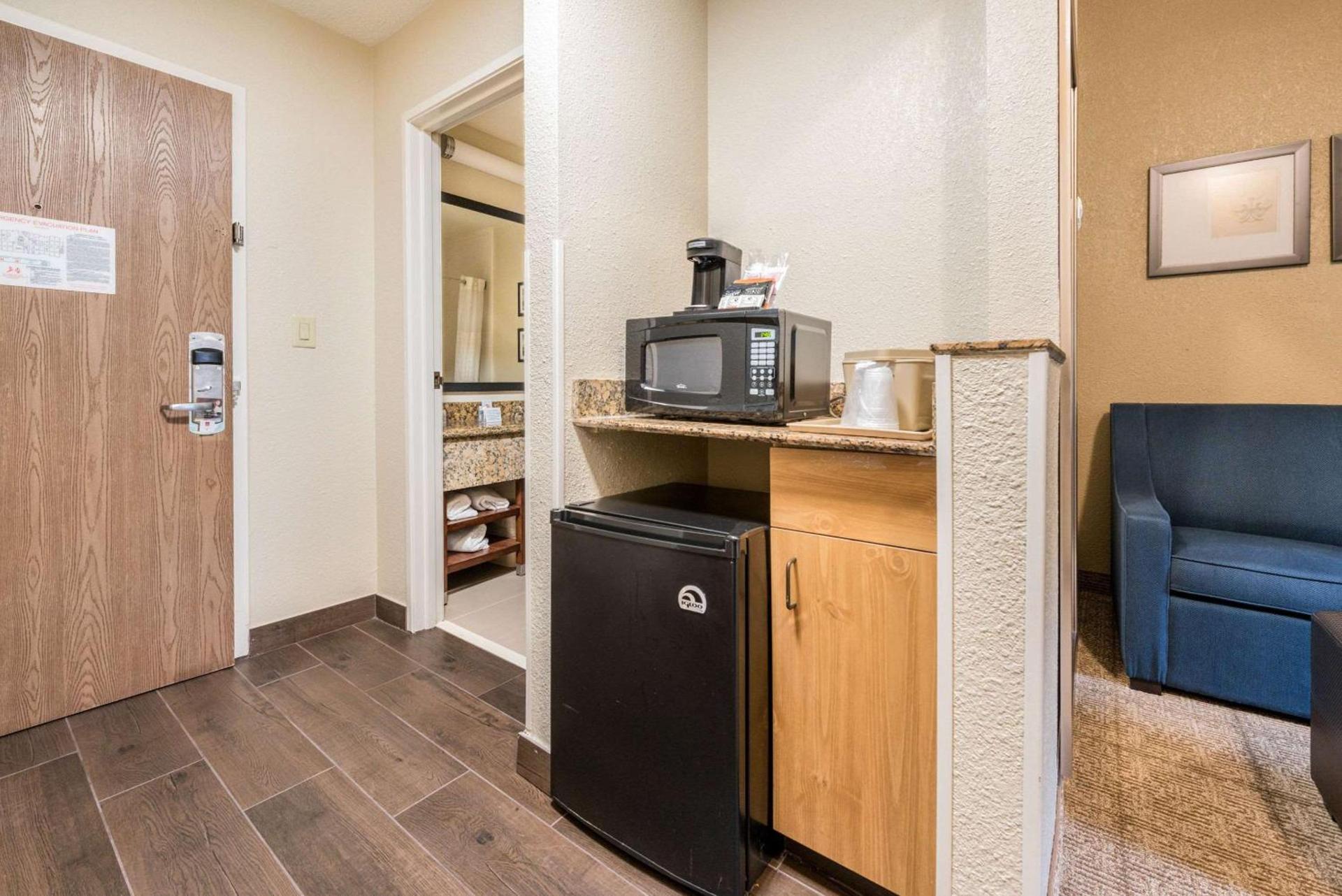 Comfort Suites Monroe photo 28