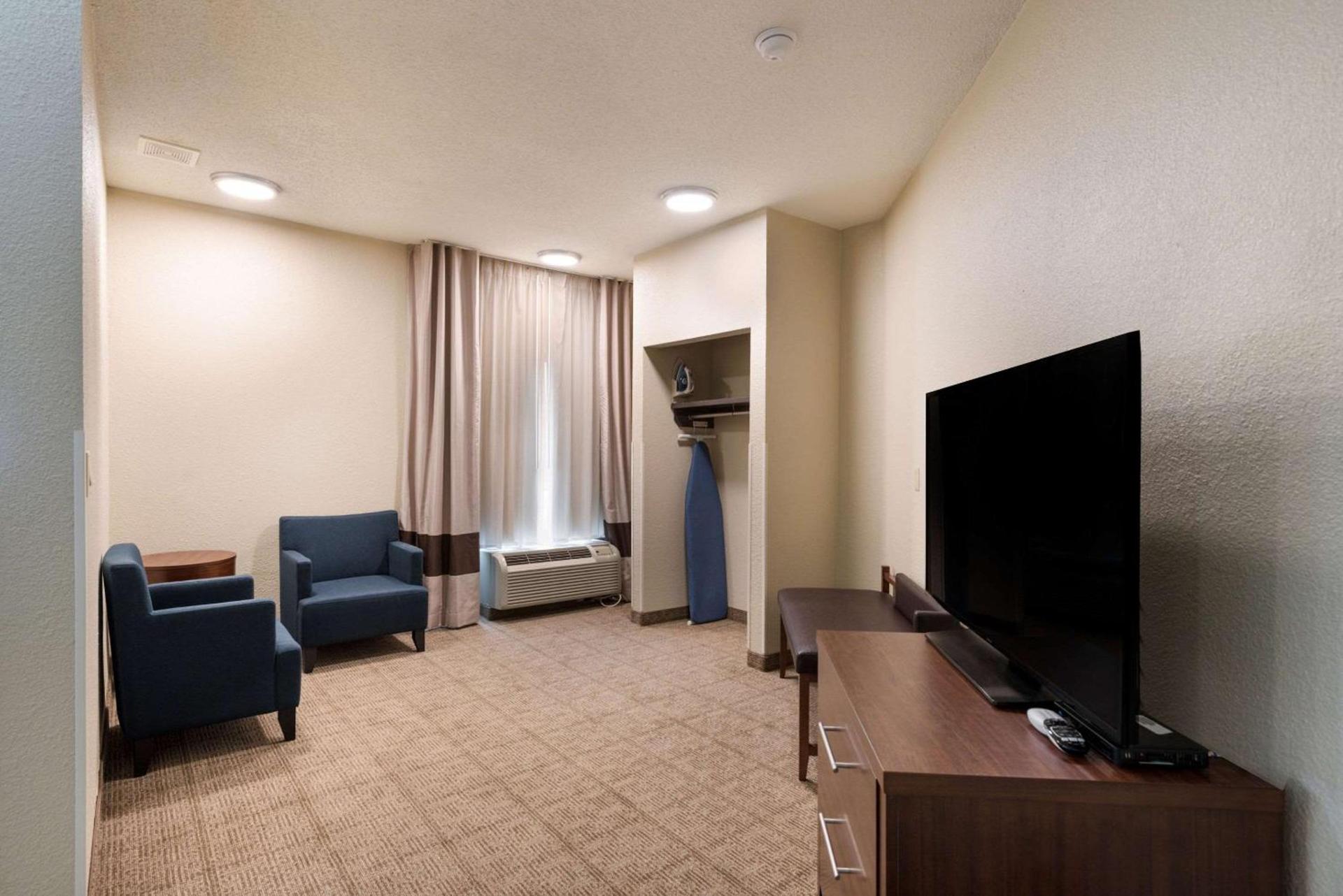 Comfort Suites Monroe photo 30