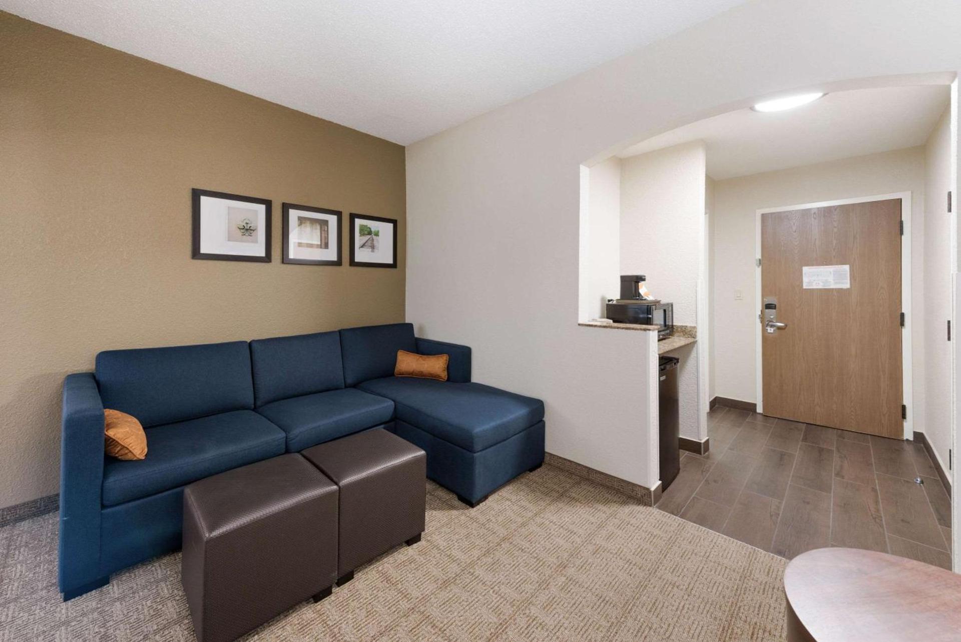 Comfort Suites Monroe photo 31