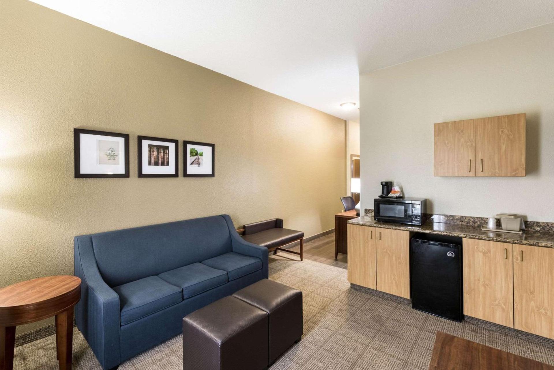 Comfort Suites Monroe photo 39