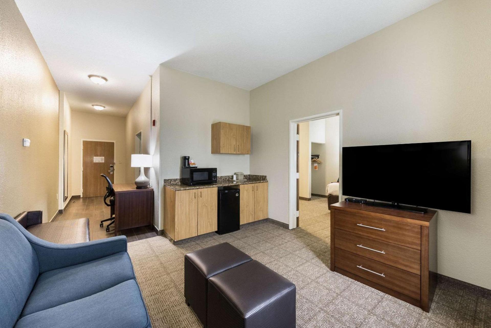 Comfort Suites Monroe photo 40