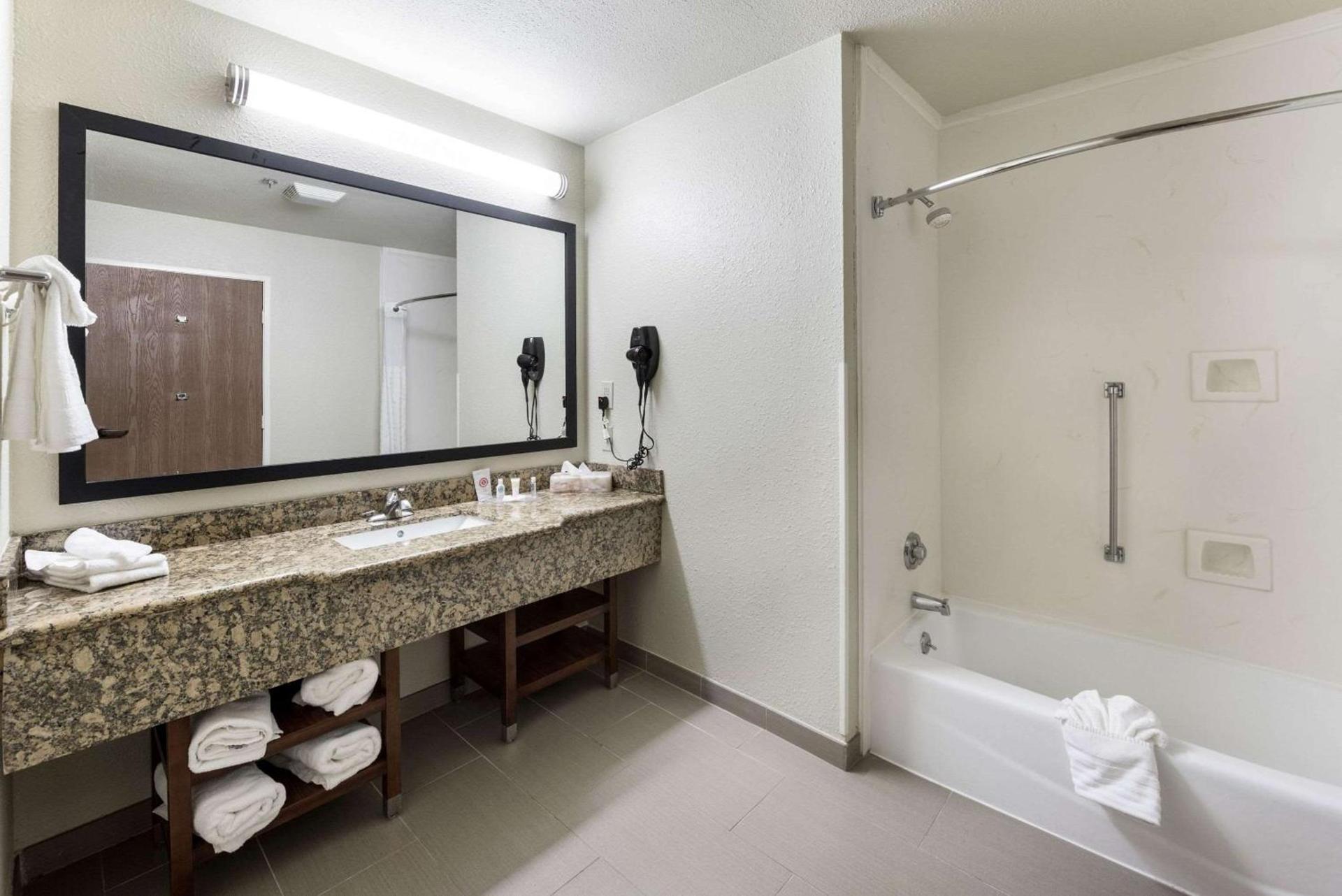 Comfort Suites Monroe photo 41