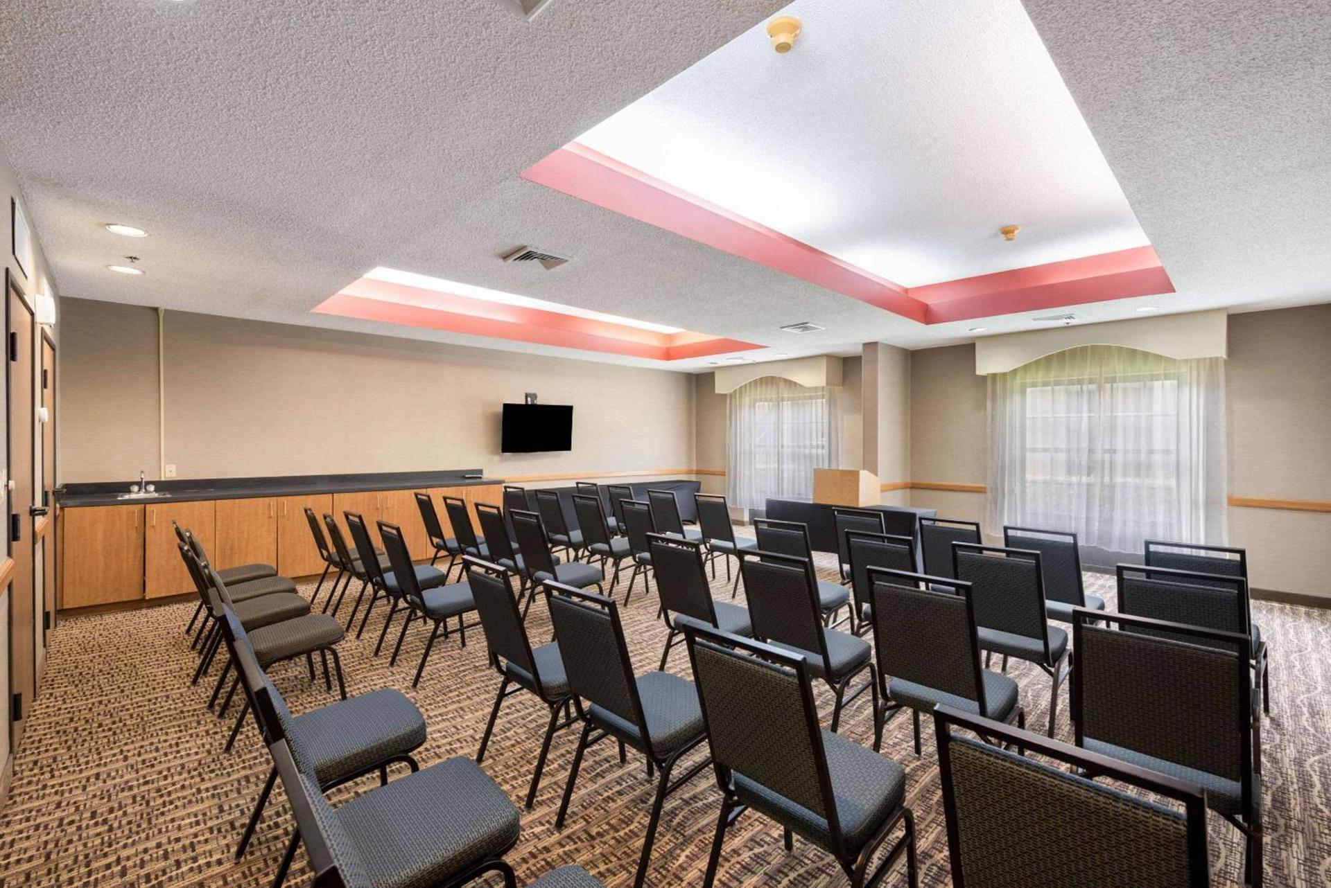 Comfort Suites Monroe photo 54