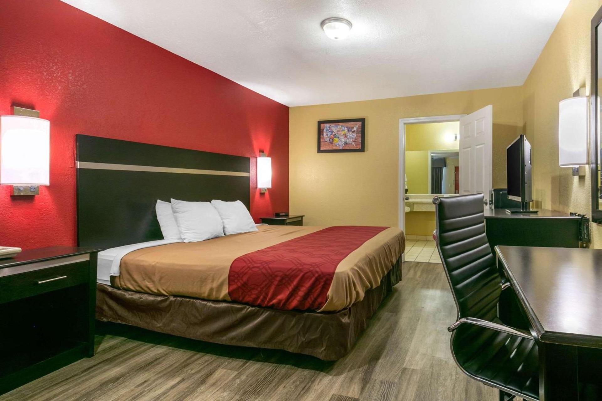 Econo Lodge Jonesboro photo 11