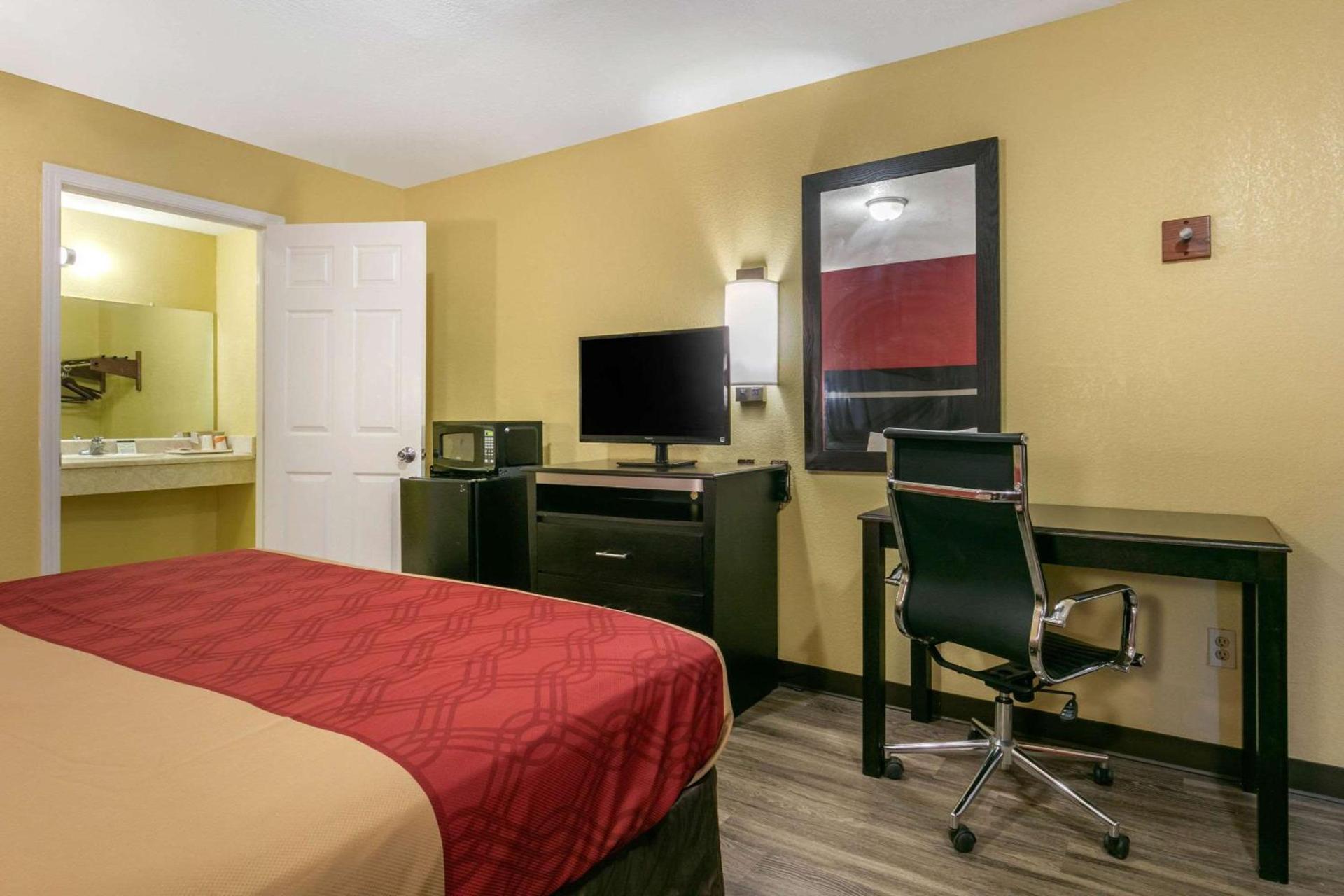 Econo Lodge Jonesboro photo 12