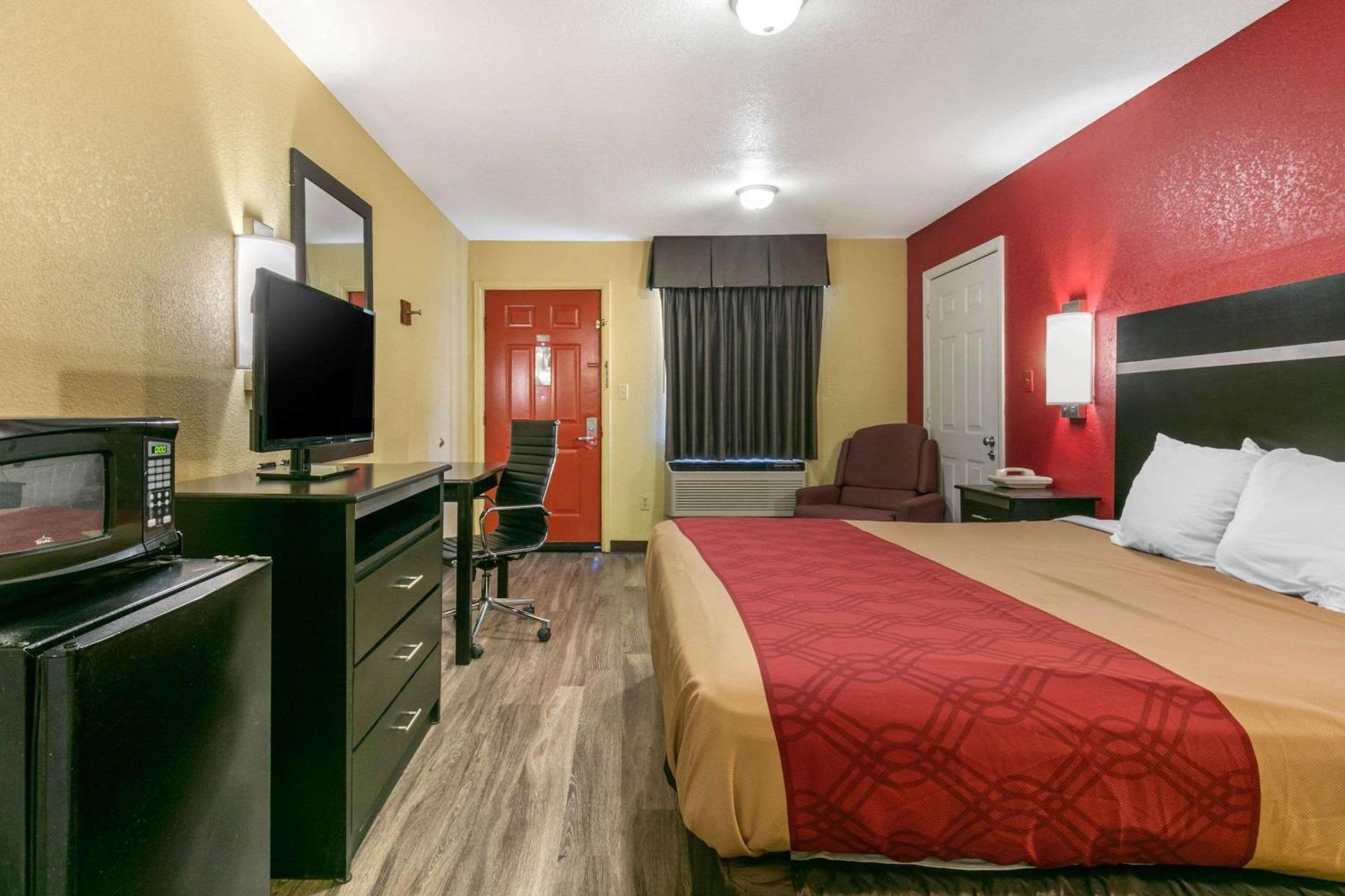 Econo Lodge Jonesboro photo 13
