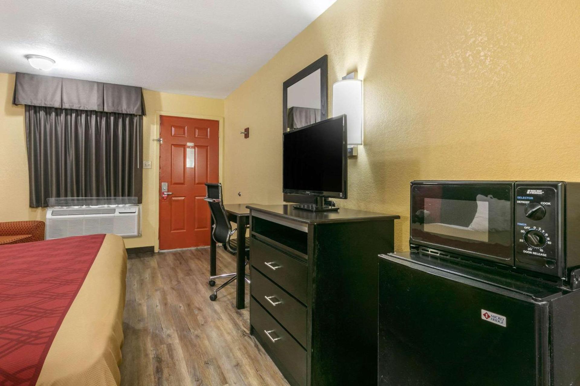 Econo Lodge Jonesboro photo 18