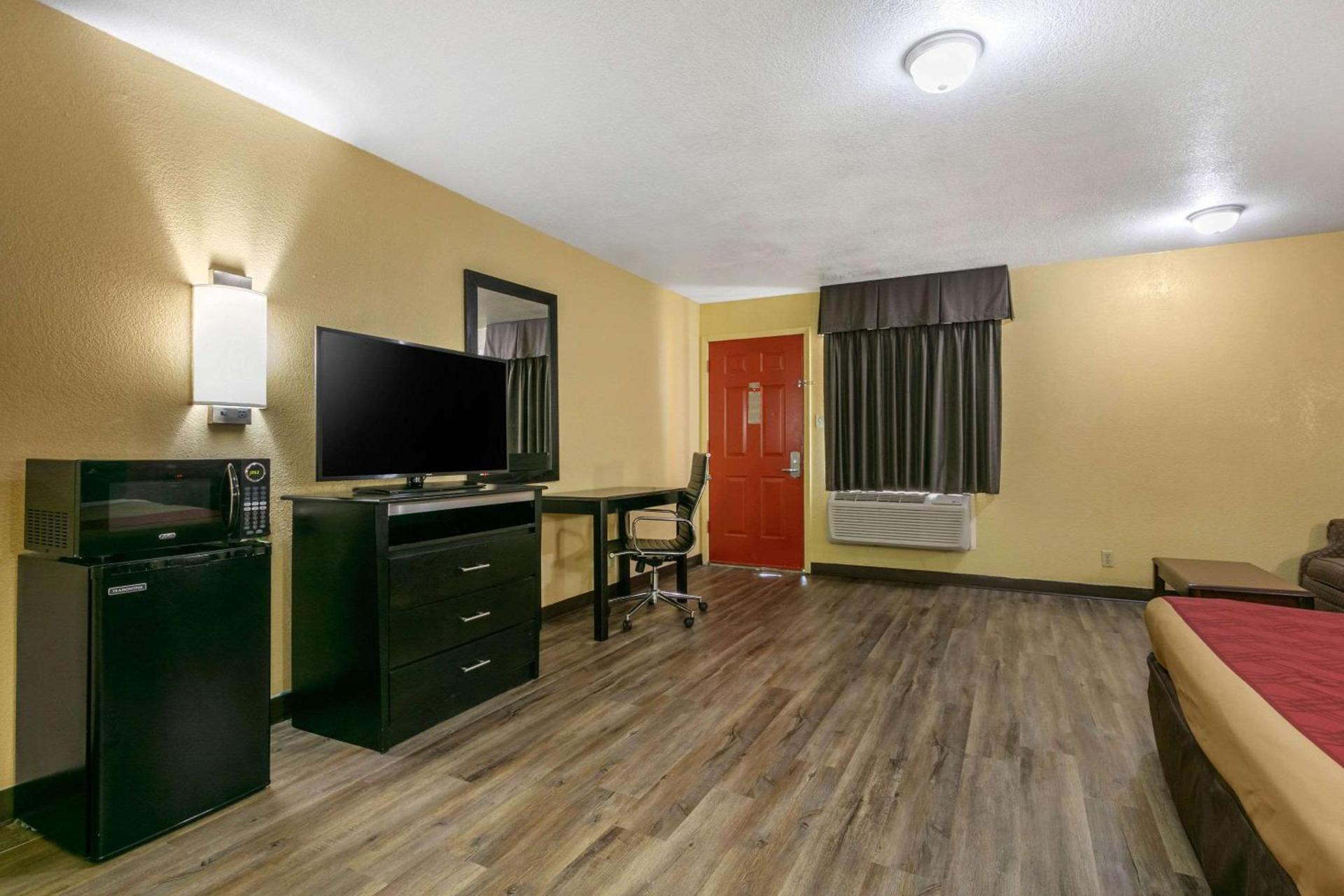 Econo Lodge Jonesboro photo 21
