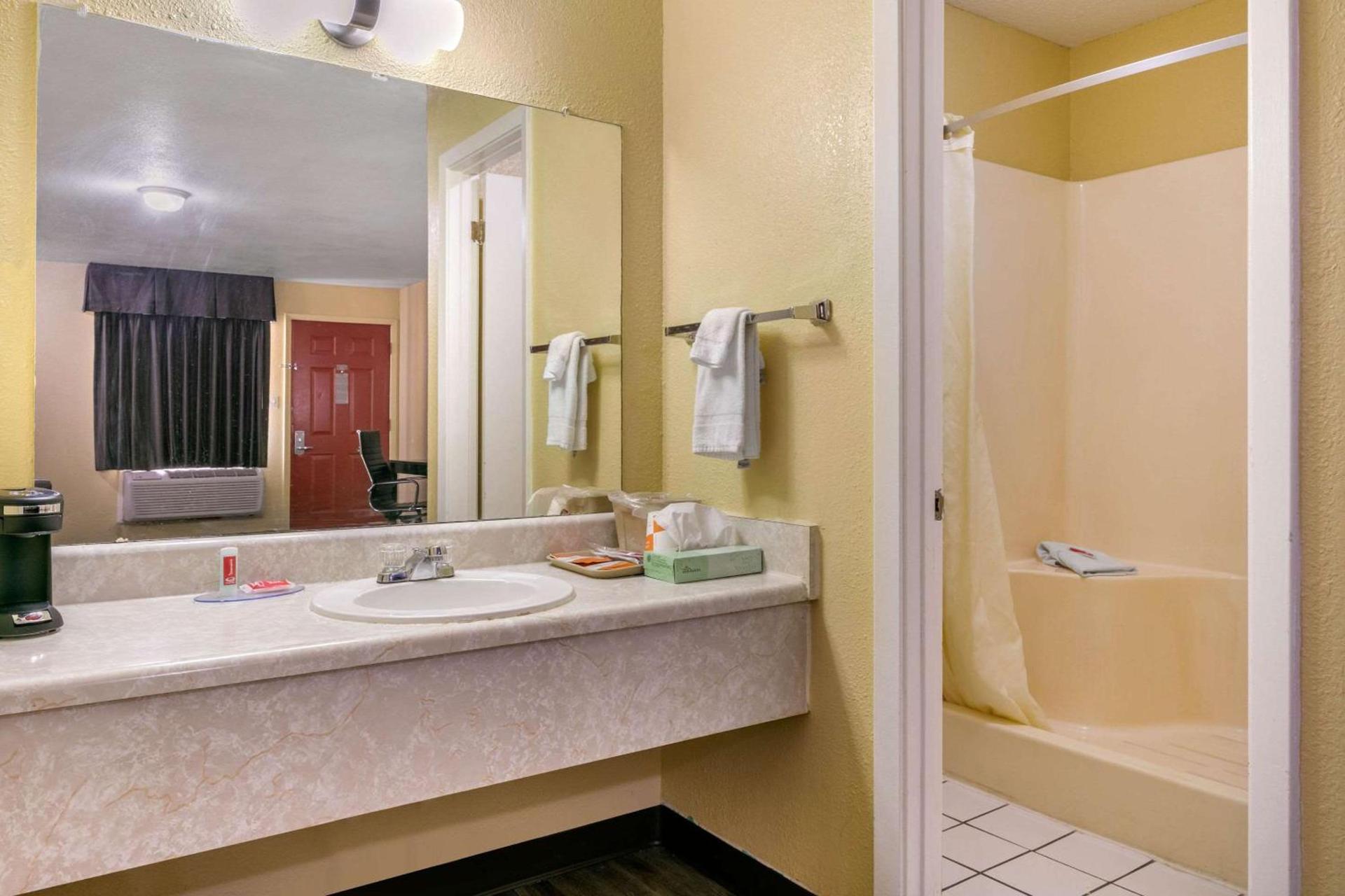 Econo Lodge Jonesboro photo 26