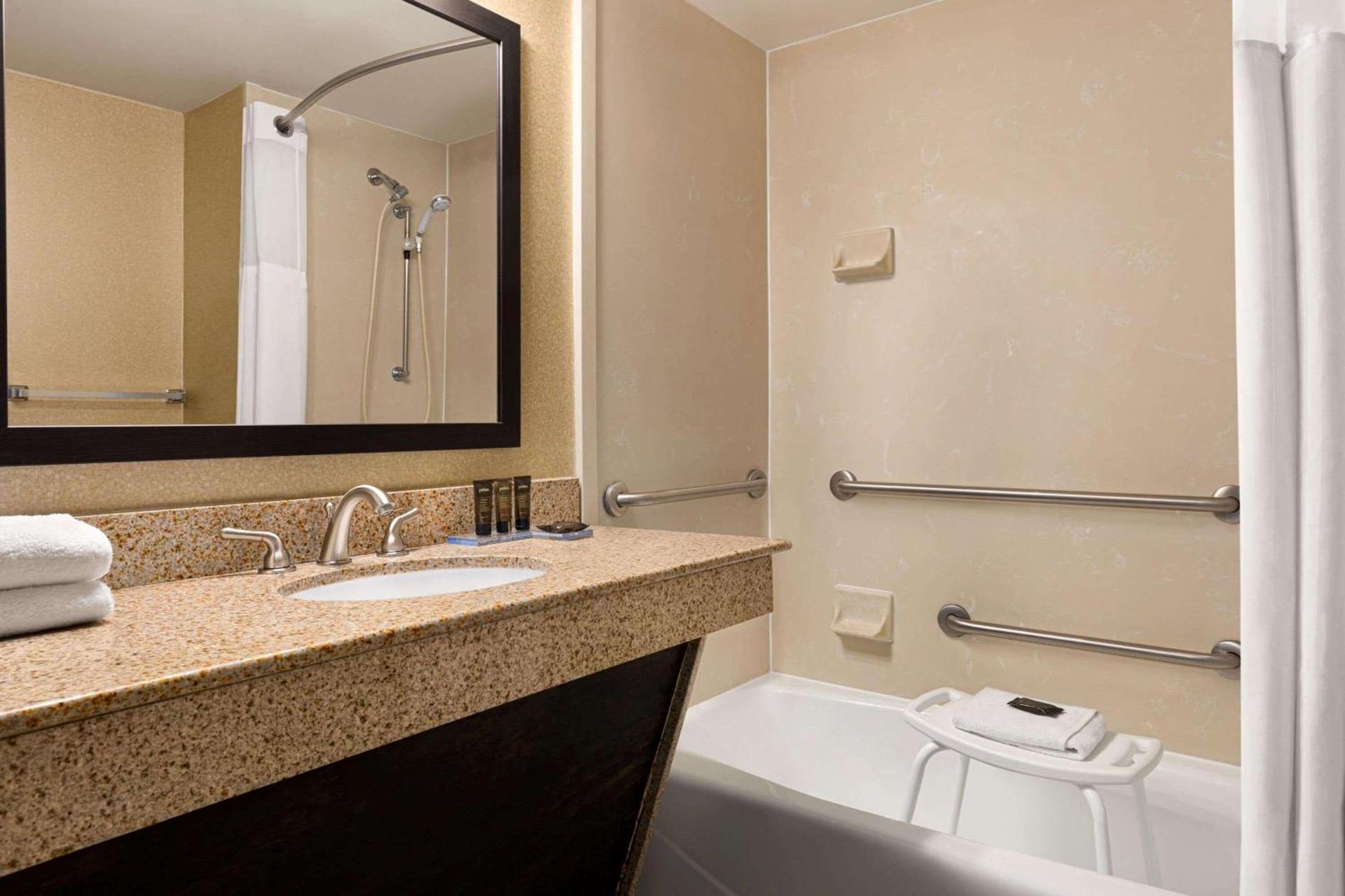Wingate by Wyndham Wilmington photo 13