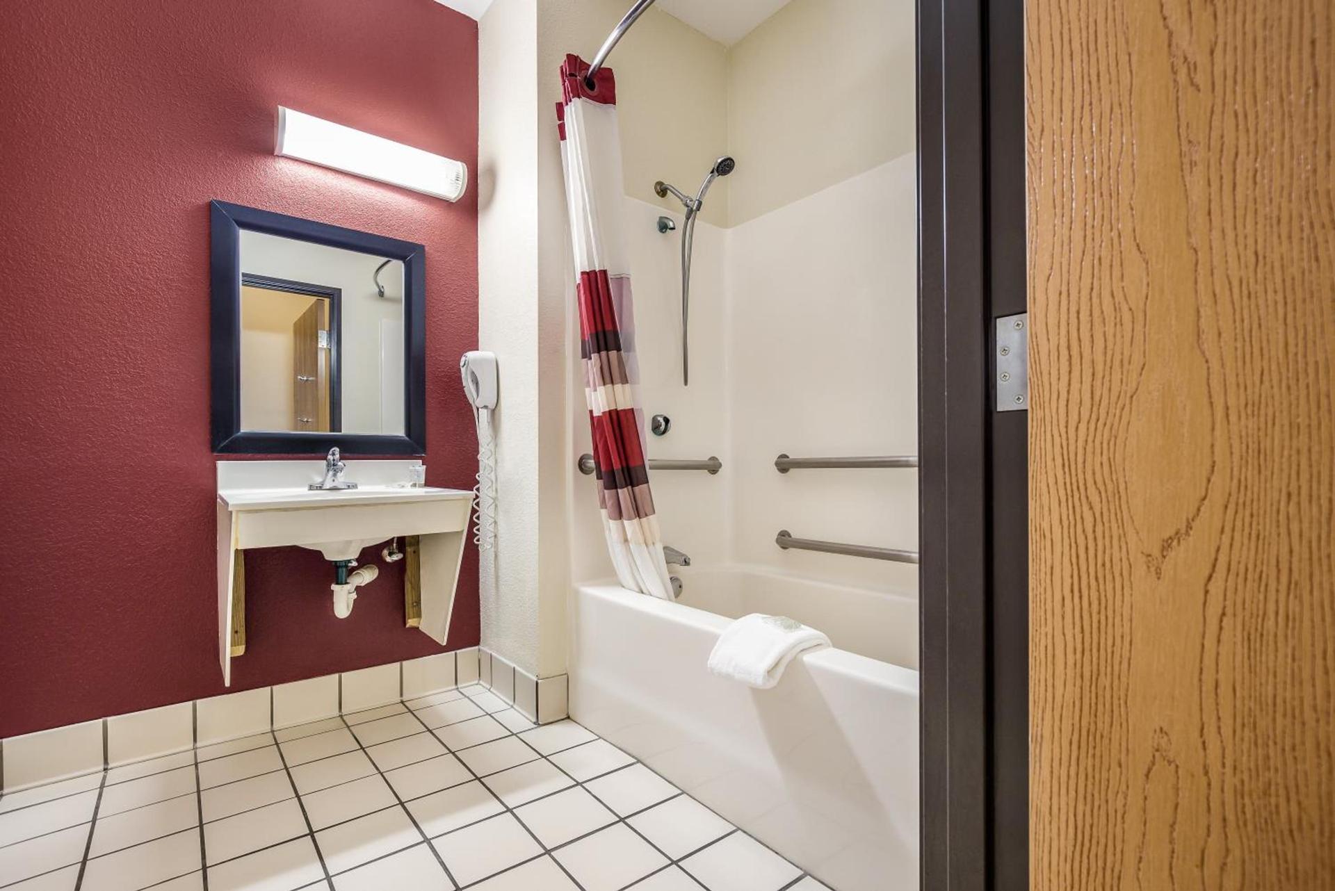 Red Roof Inn St Louis - Troy, IL photo 20