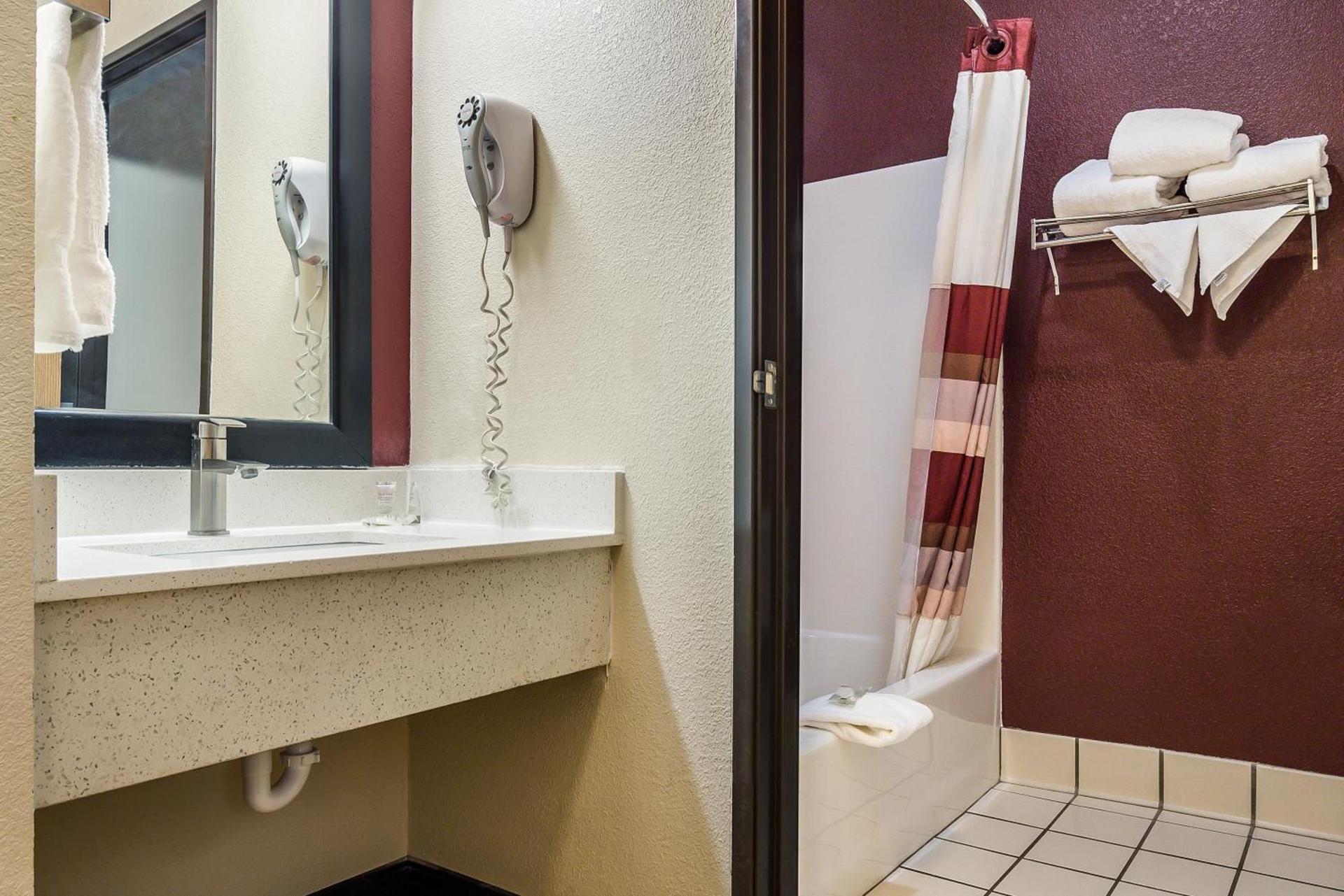 Red Roof Inn St Louis - Troy, IL photo 32