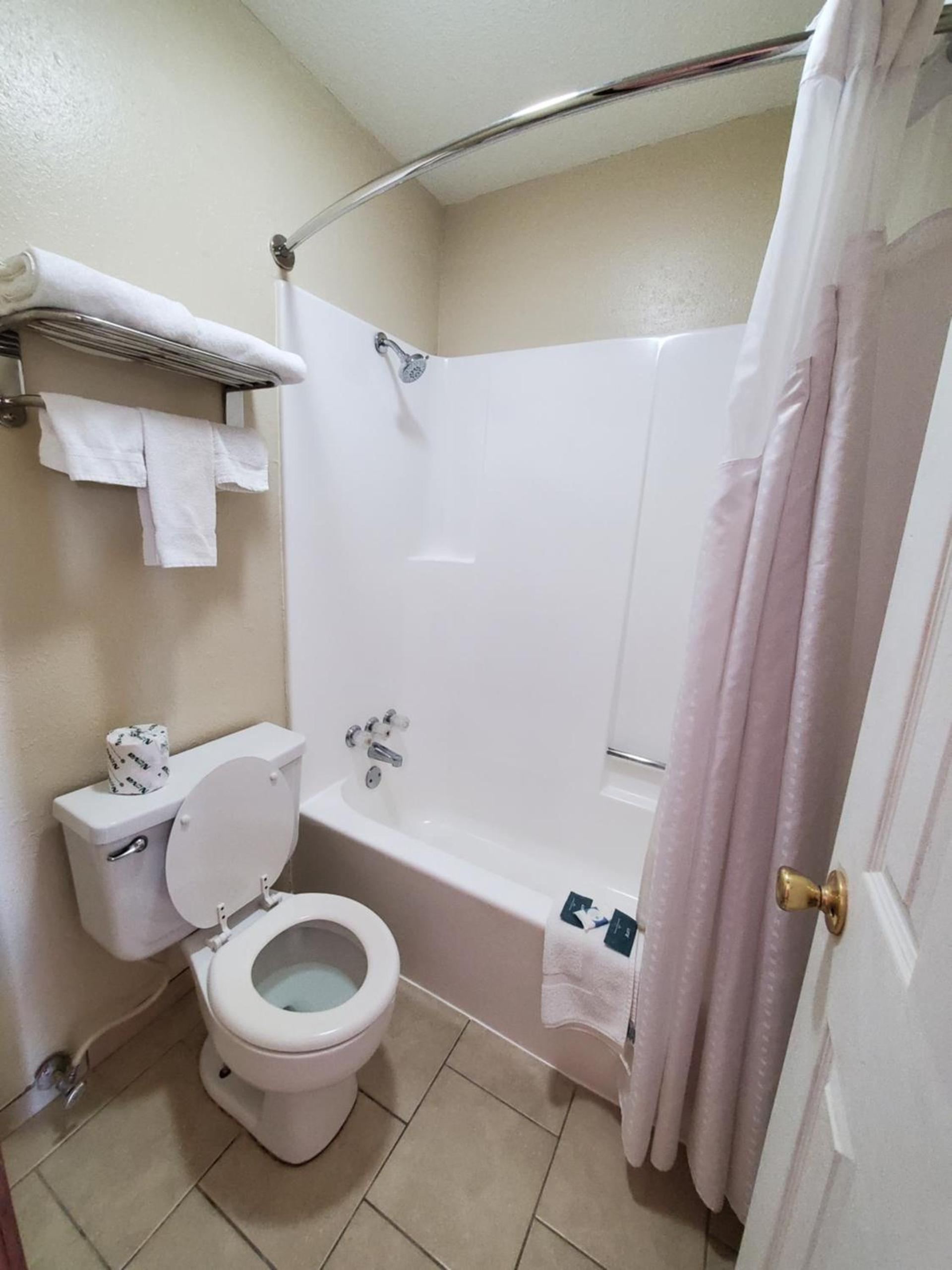 Relax Inn Henryetta photo 13